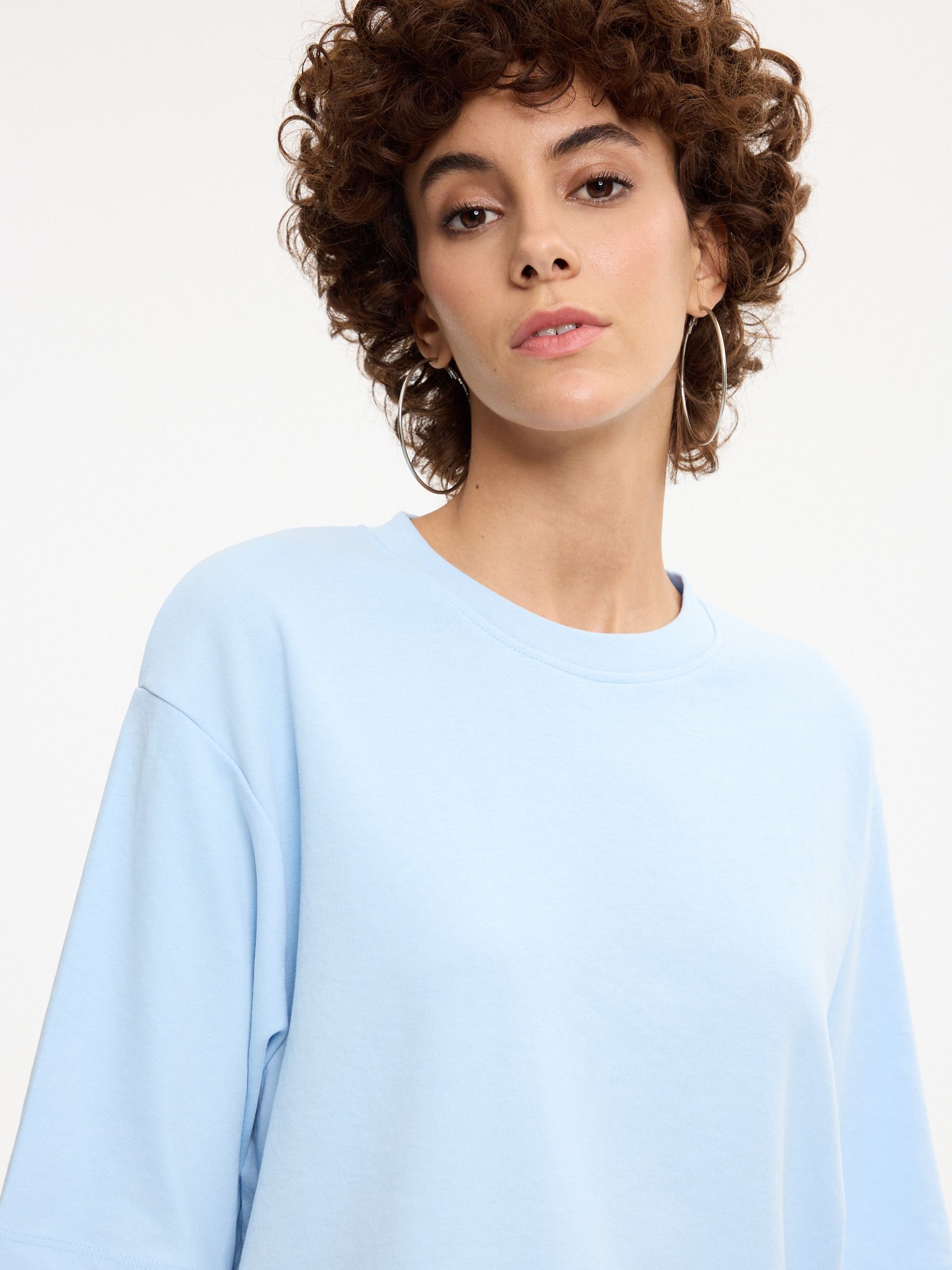 Camiseta oversize básica lisa azul claro vista media frontal