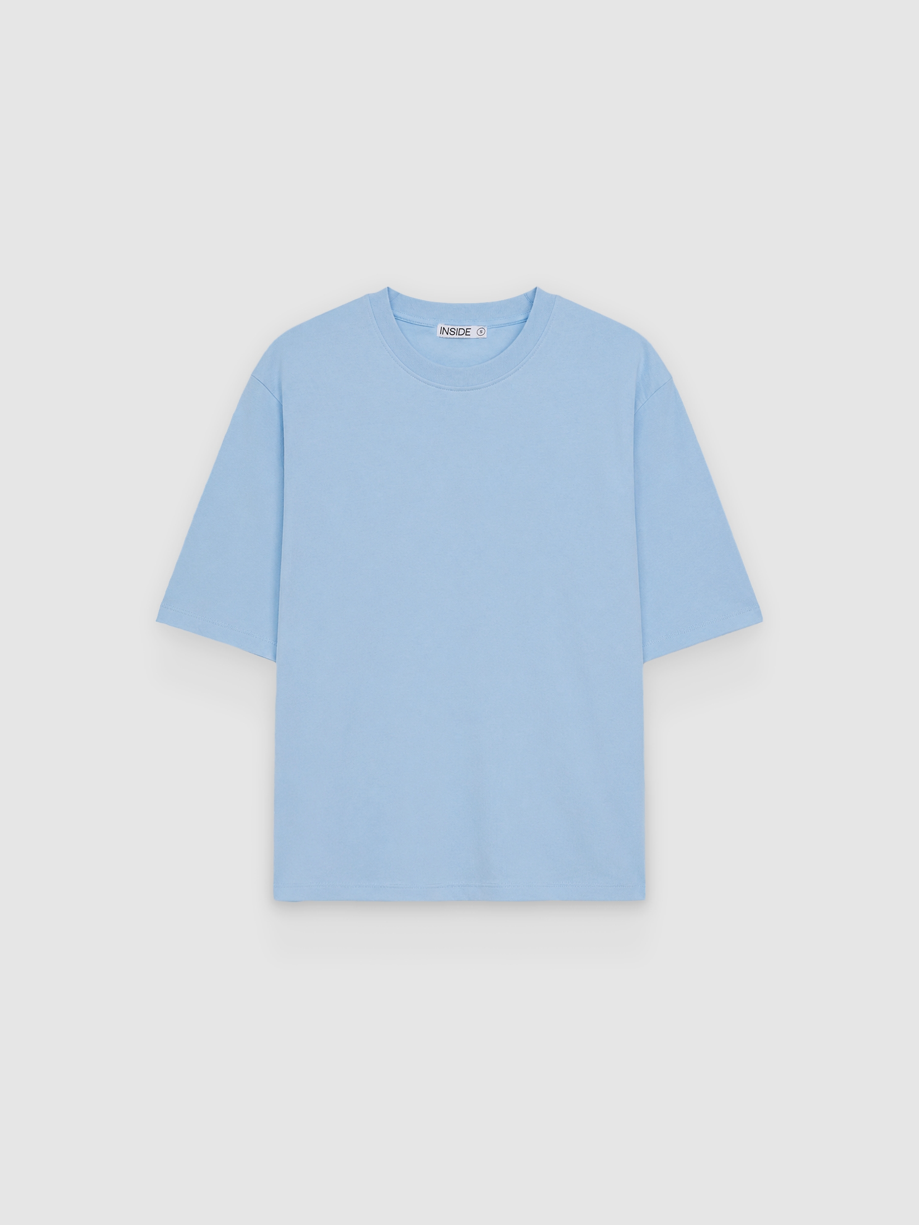 Camiseta oversize básica lisa azul claro vista media frontal
