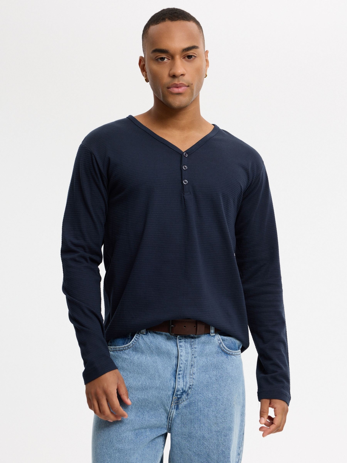 Camiseta slim cuello panadero azul marino vista media frontal