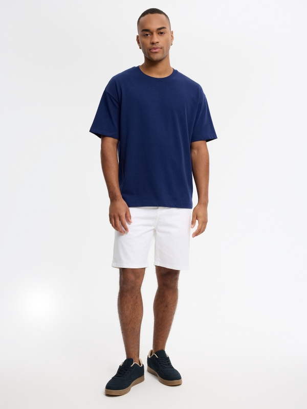 Bermudas regular branco vista meia frontal