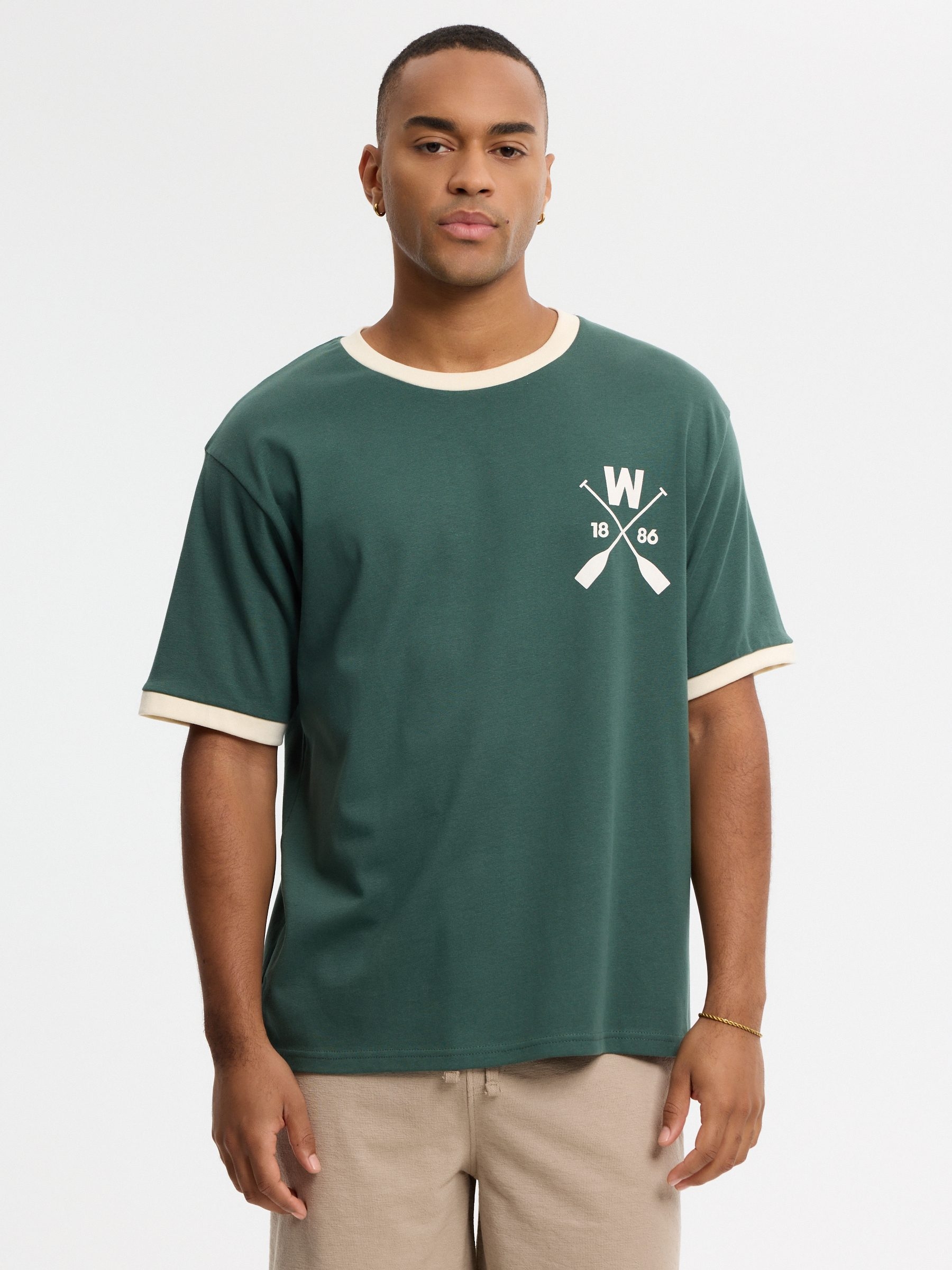 Camiseta texto ribeteada verde oscuro vista media frontal