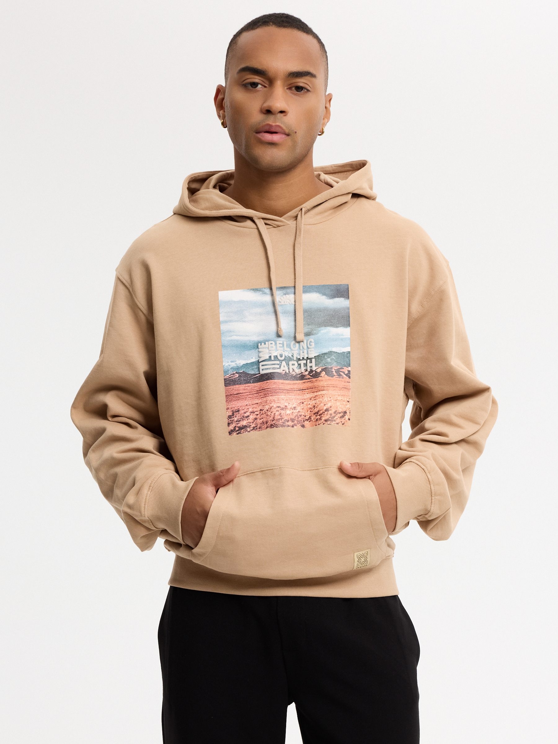 Sudadera tierra oversize con capucha beige vista media frontal