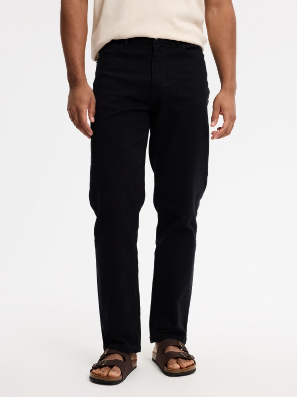 Jeans de cor básica preto vista meia frontal