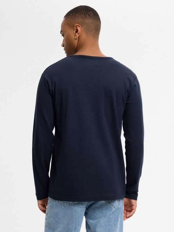 Camiseta slim gola padre azul marinho vista meia traseira