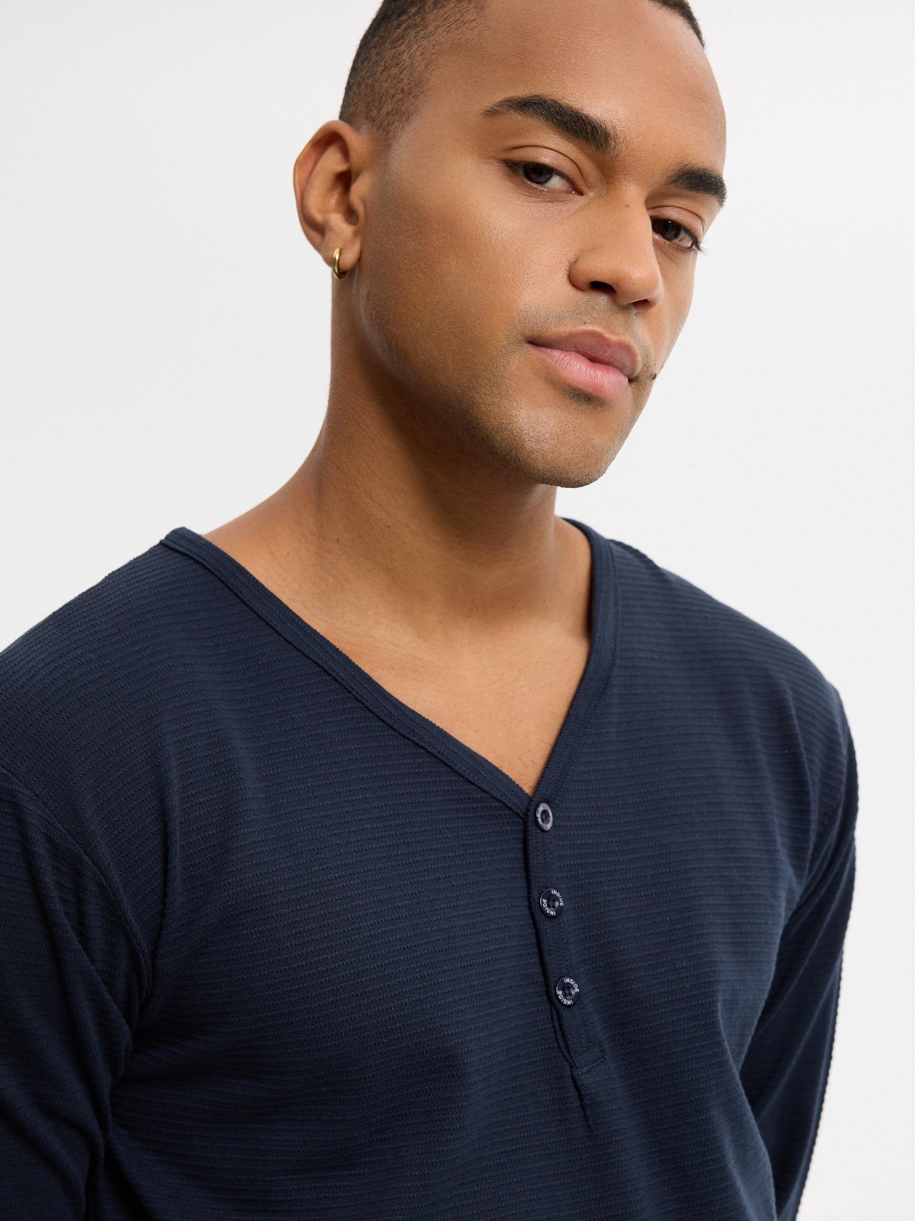 Camiseta slim cuello panadero azul marino vista media frontal