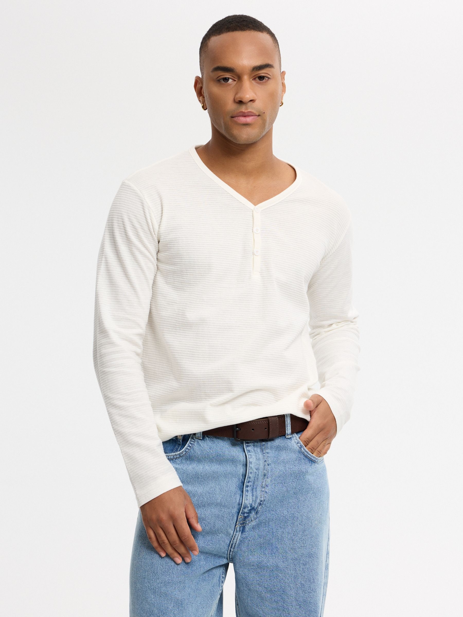 Camiseta slim cuello panadero arena vista media frontal