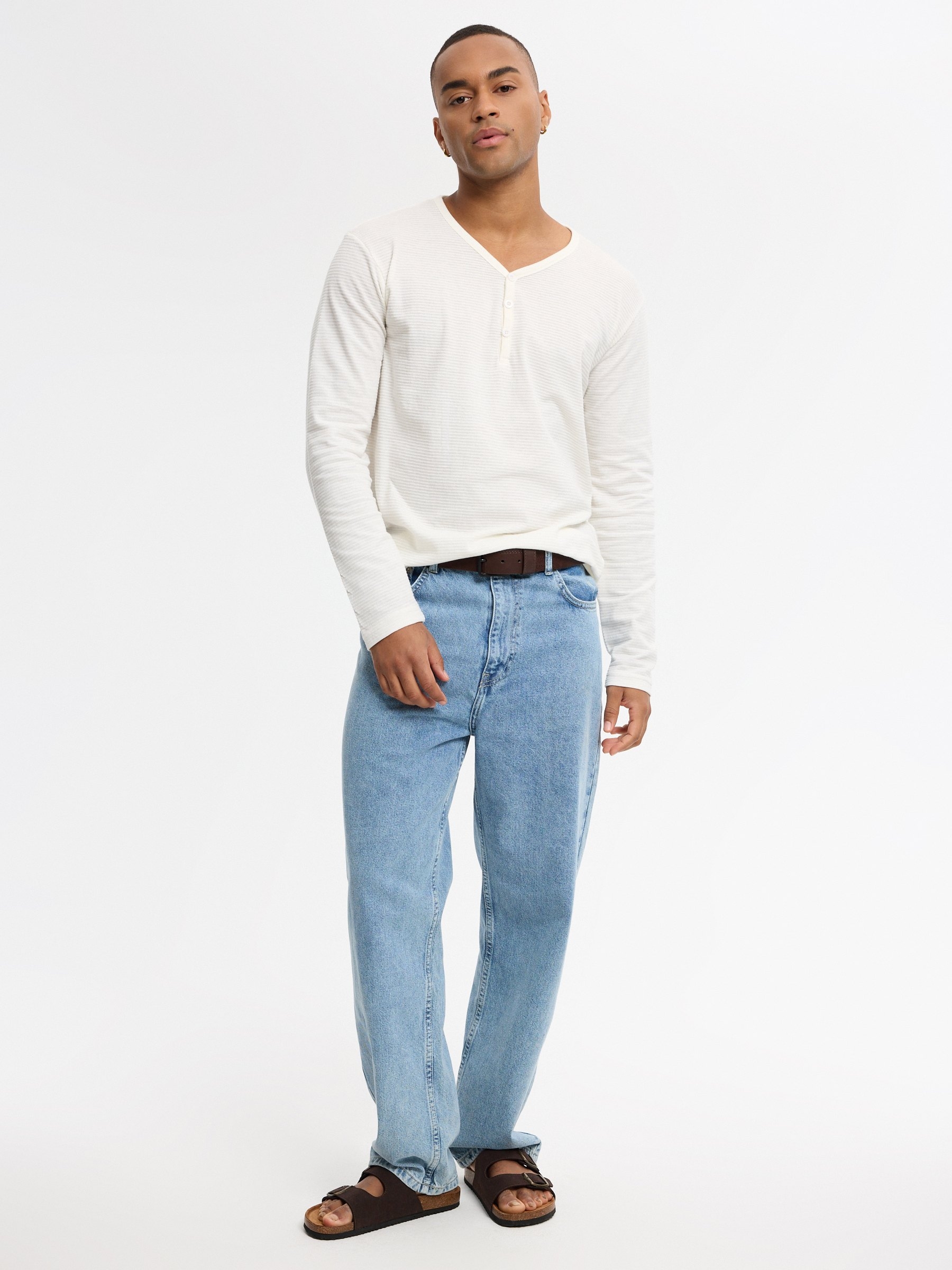 Camiseta slim gola padre areia vista meia frontal