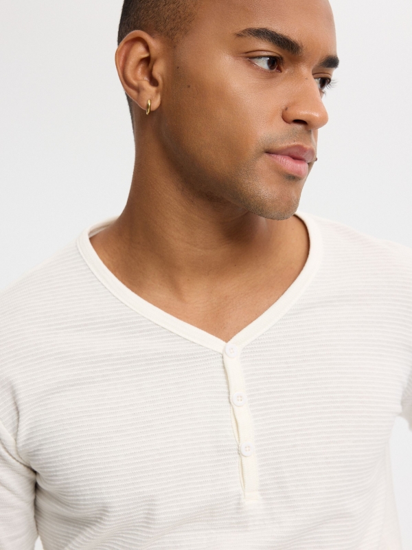 Camiseta slim cuello panadero arena vista detalle