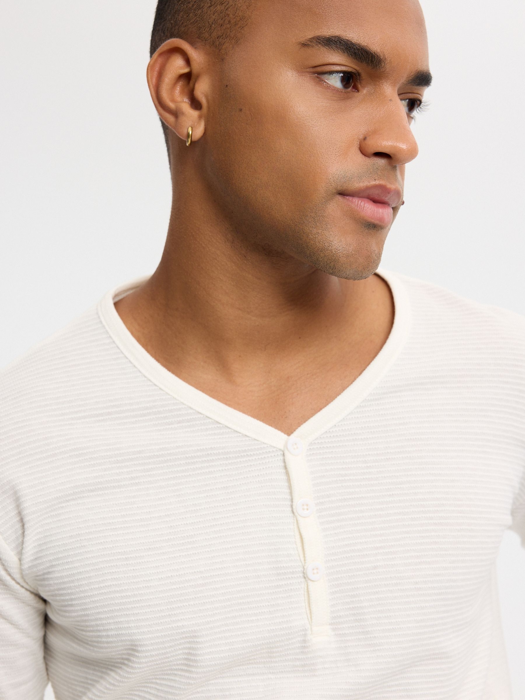 Camiseta slim cuello panadero arena vista media frontal