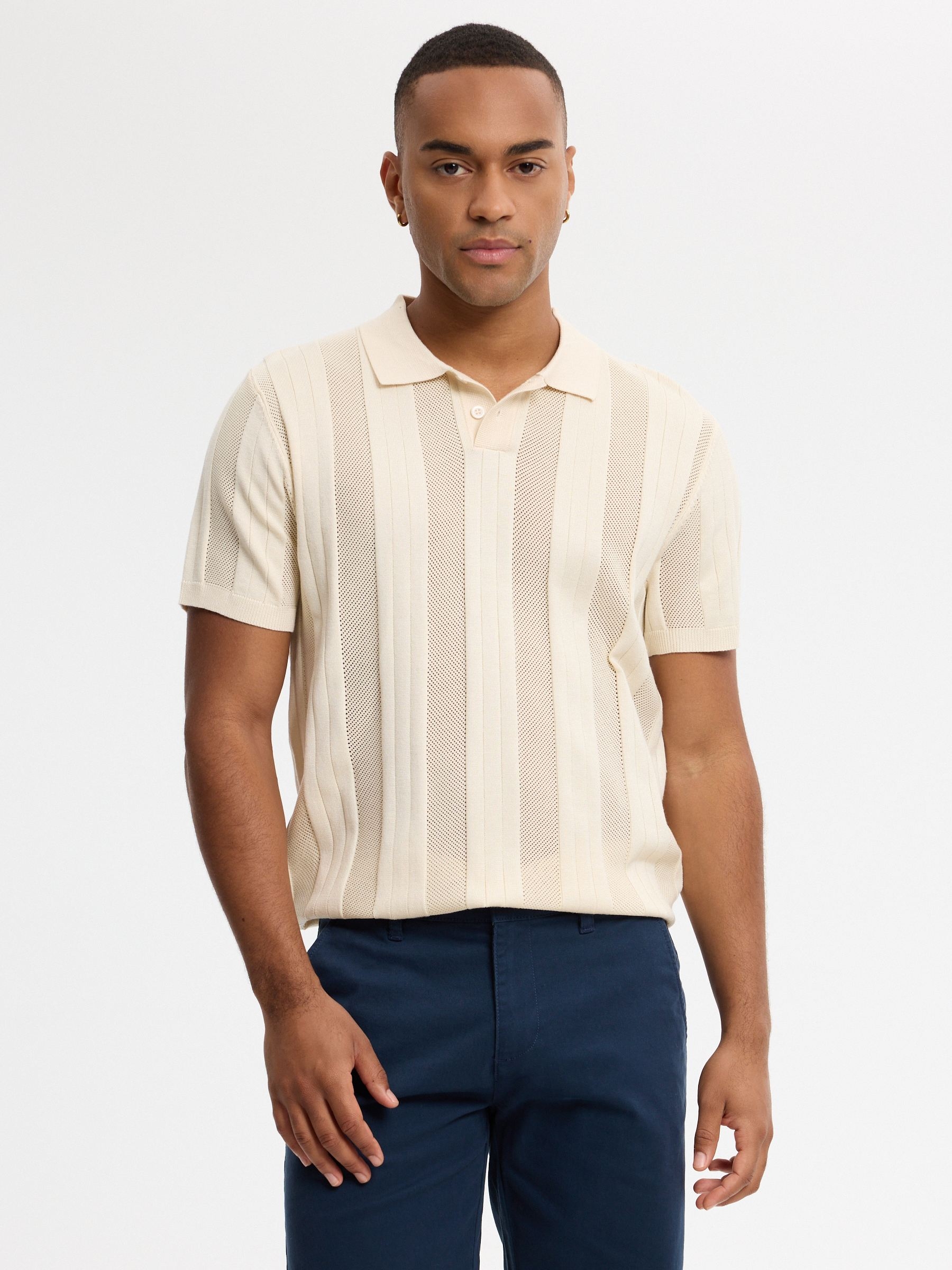 Polo de malha com botões crua vista meia frontal