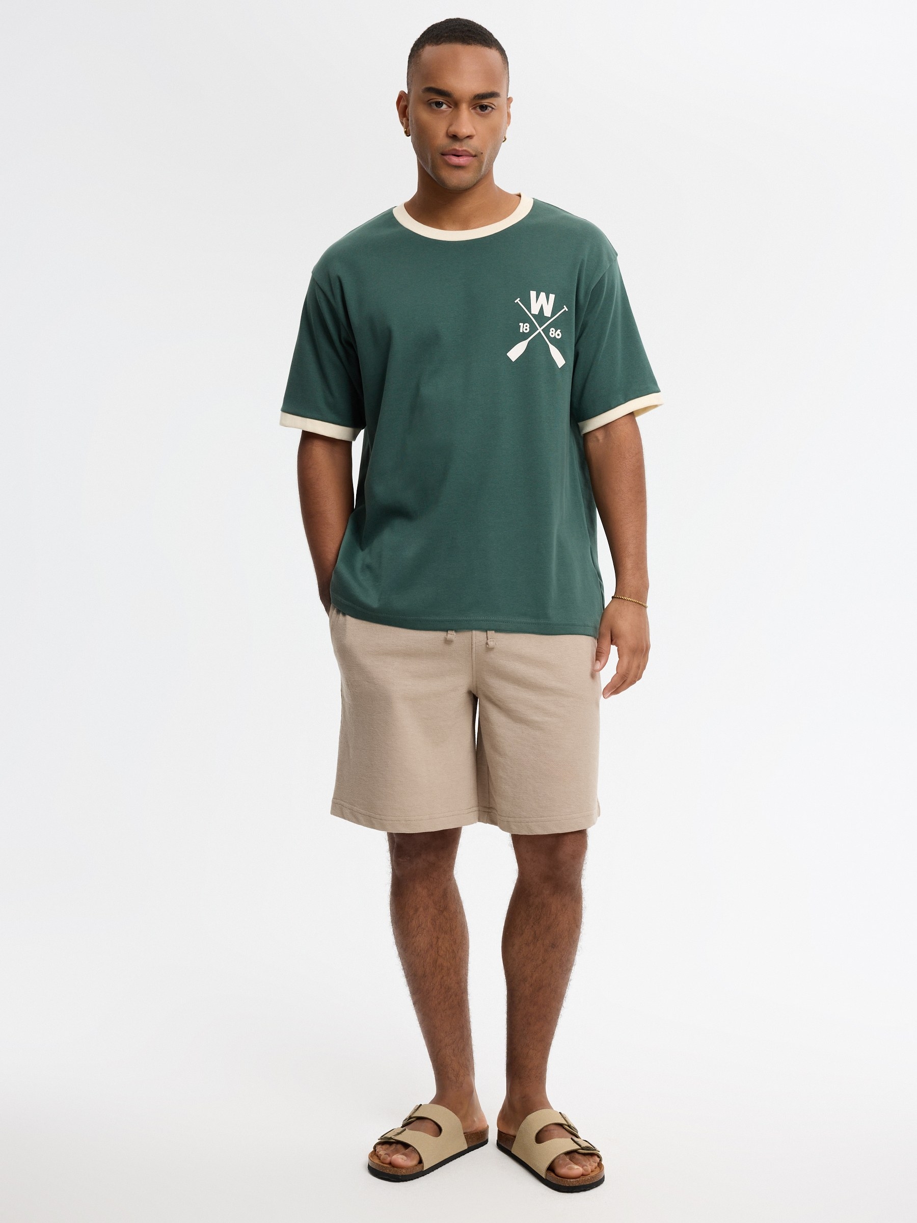 Bermuda deportiva de felpa beige vista media frontal