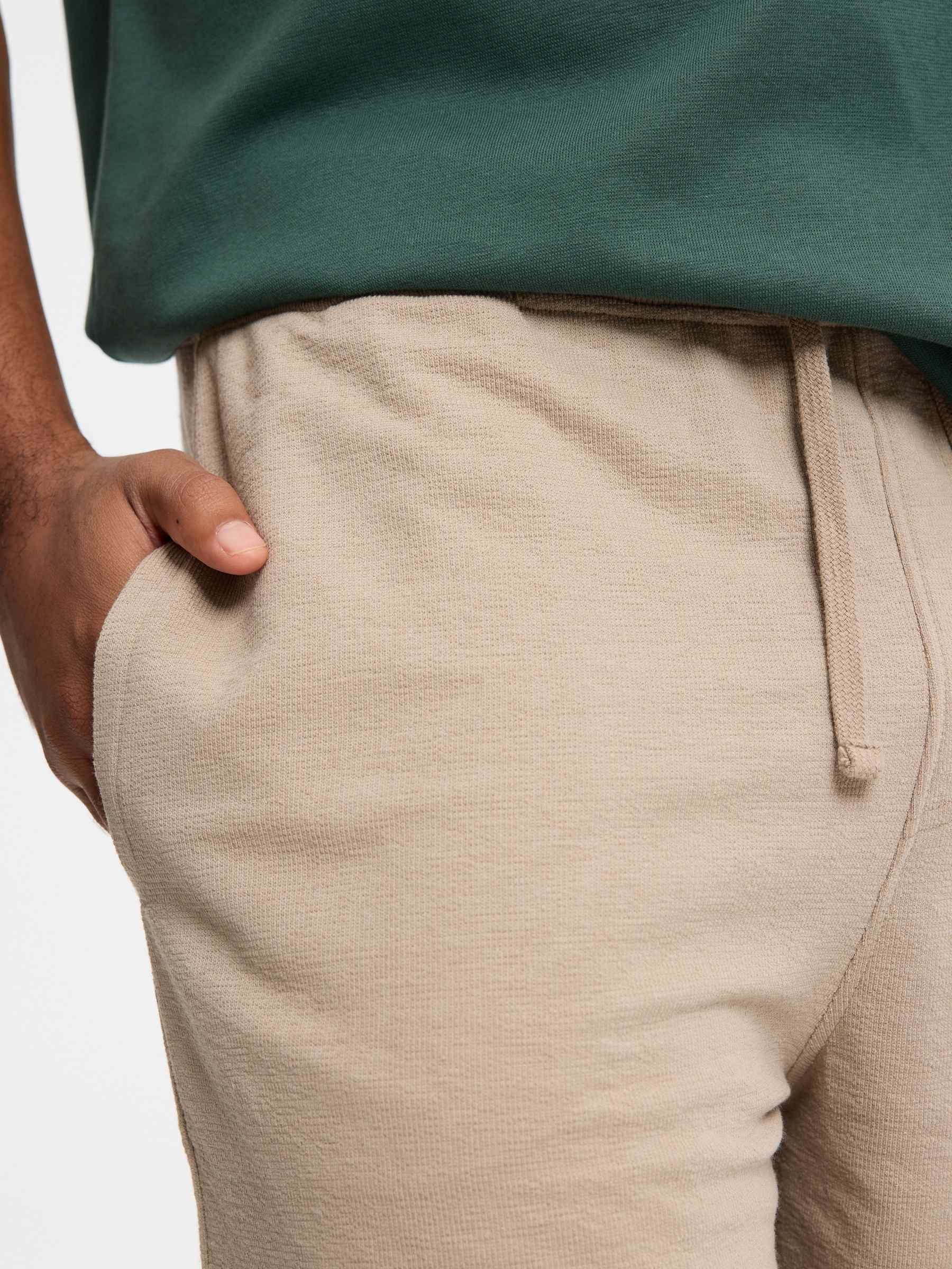 Bermuda deportiva de felpa beige vista media frontal