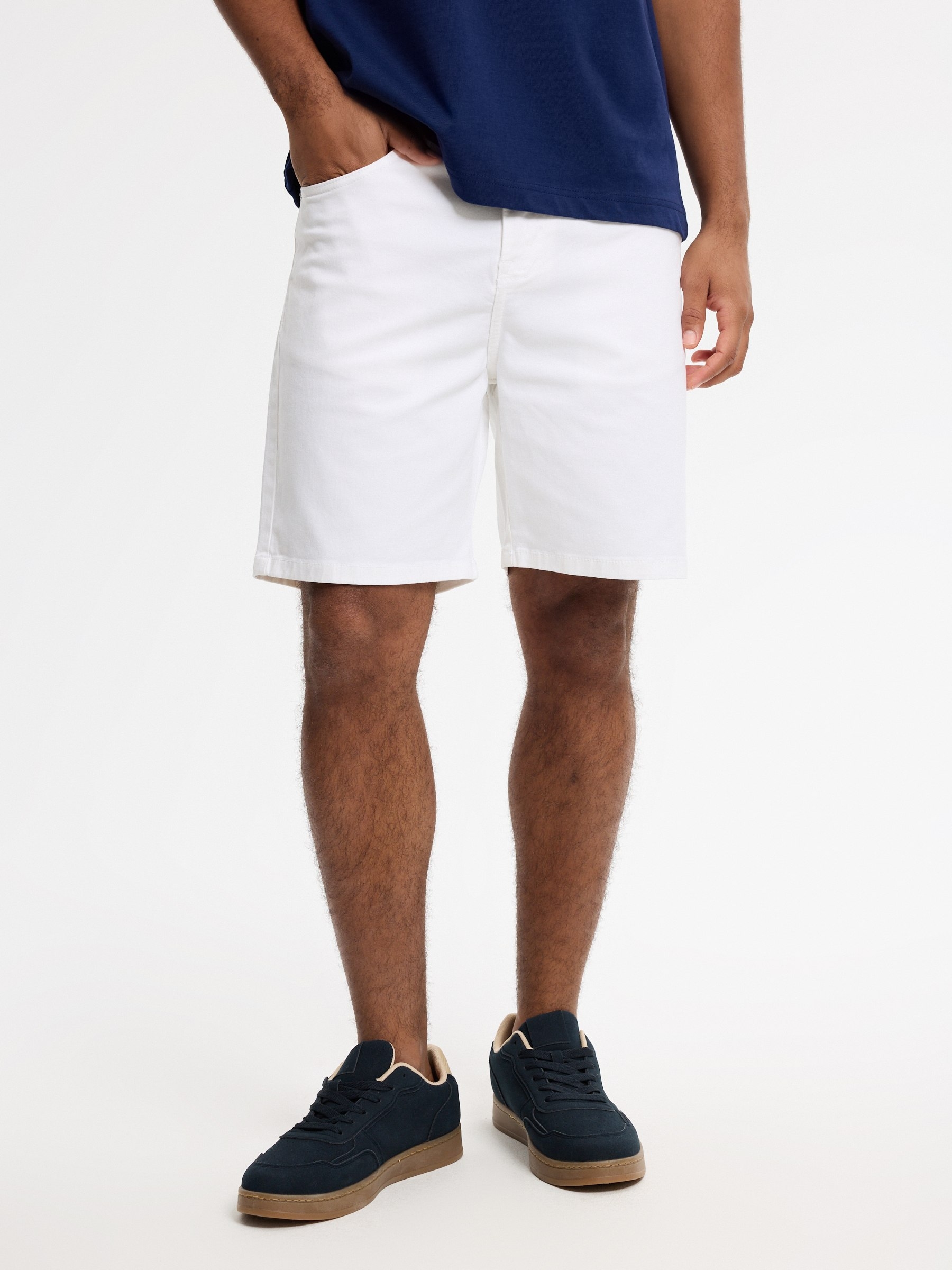 Regular Bermuda shorts white middle front view