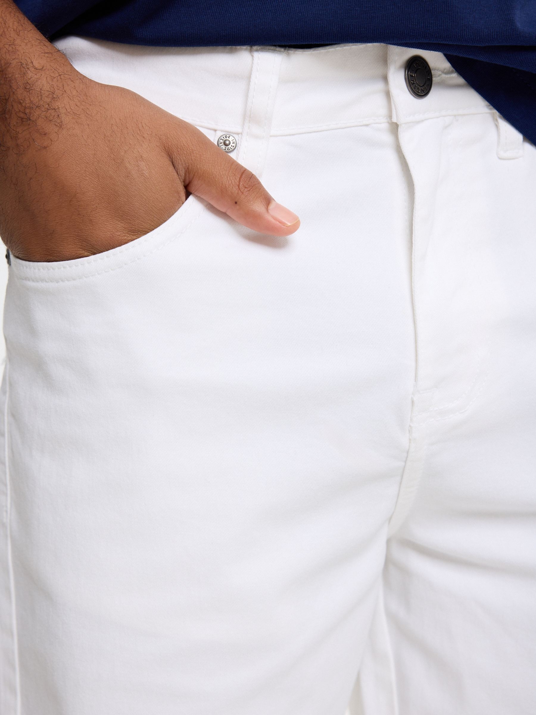 Regular Bermuda shorts white middle front view
