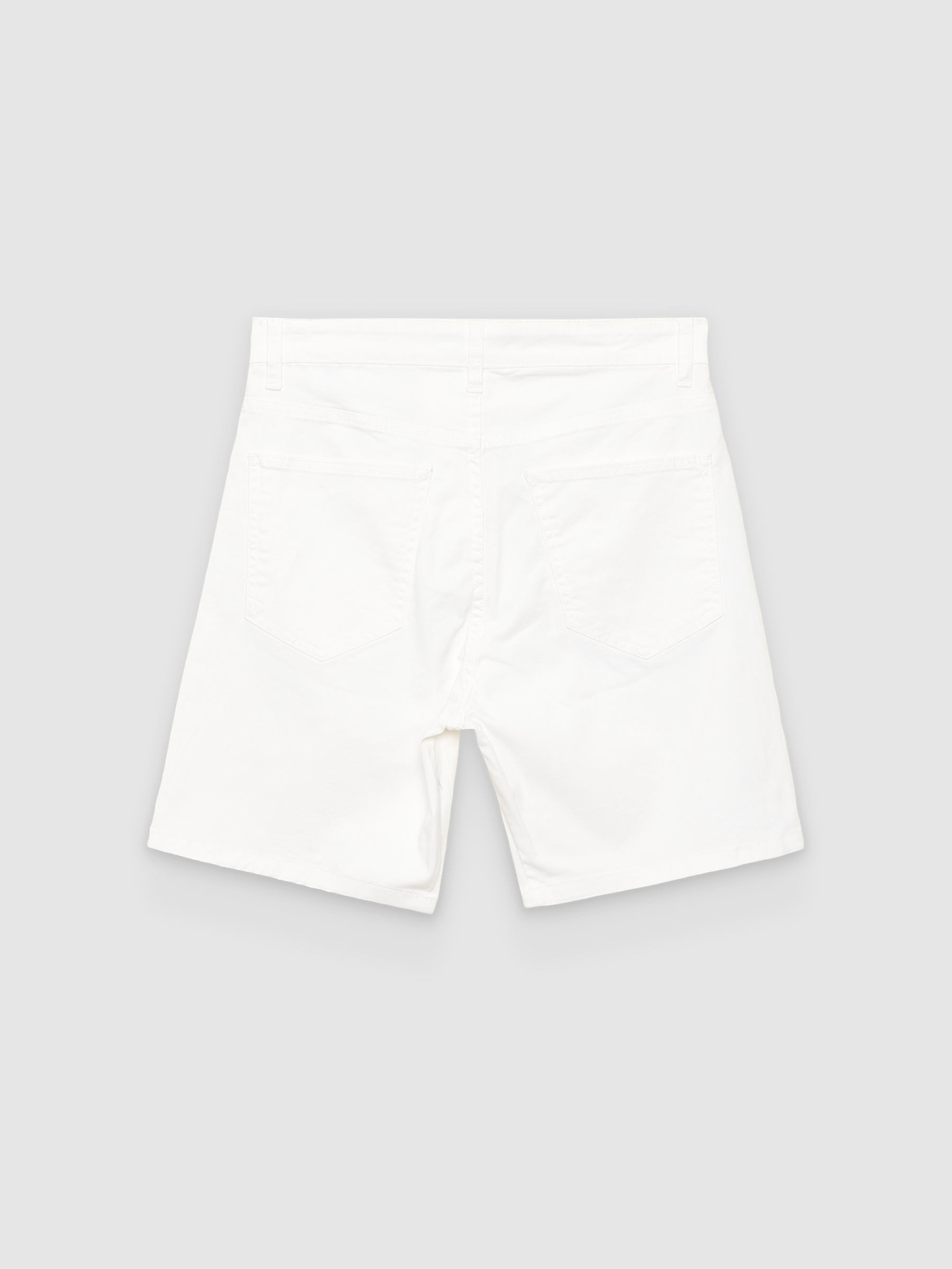 Regular Bermuda shorts white middle front view