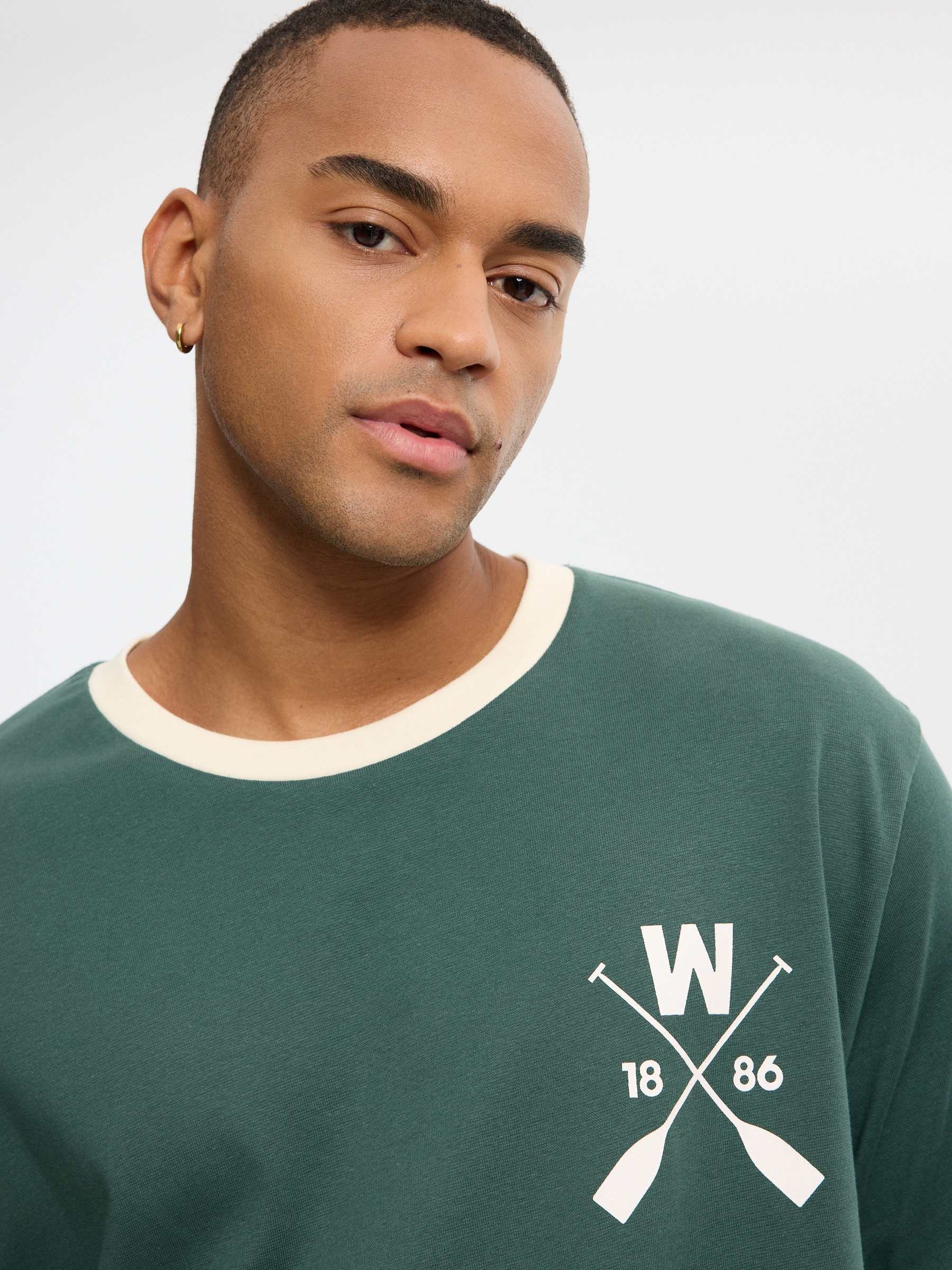 Camiseta texto ribeteada verde oscuro vista media frontal