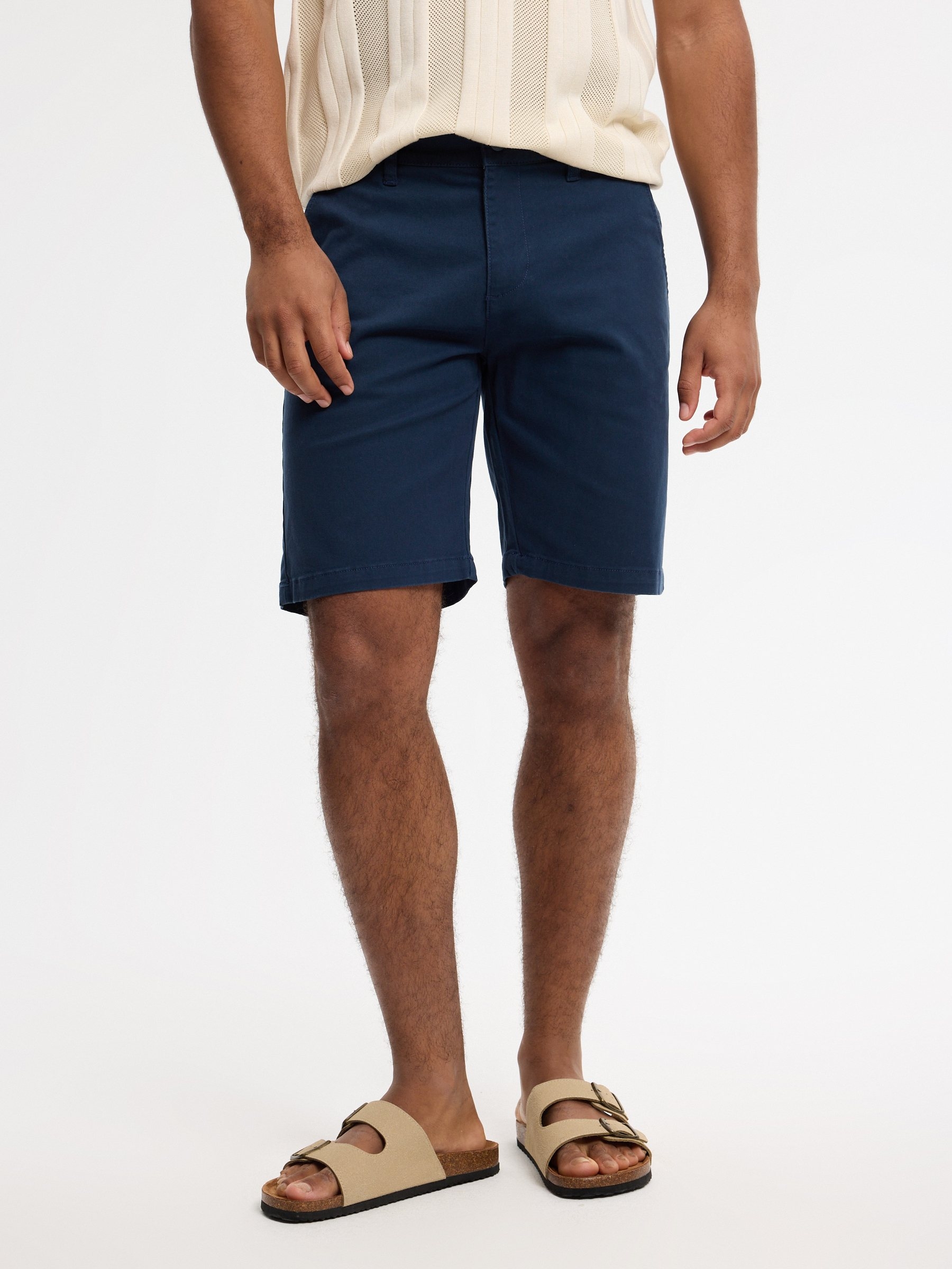 Bermuda Chino casual azul petróleo vista meia frontal