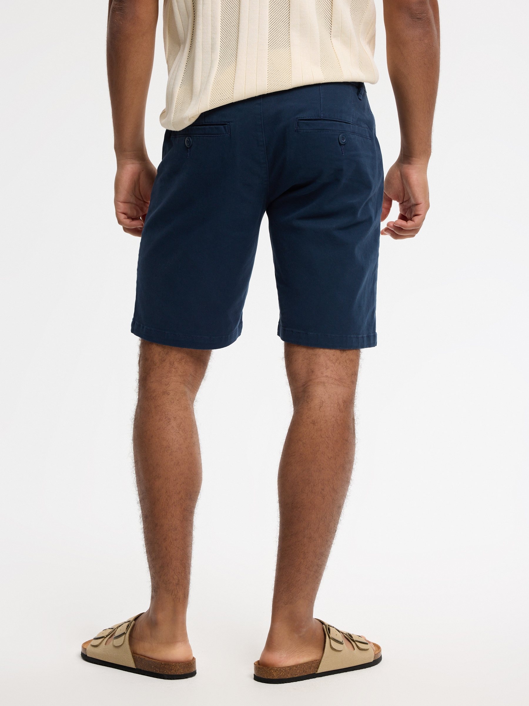Bermuda Chino casual azul petróleo vista meia frontal