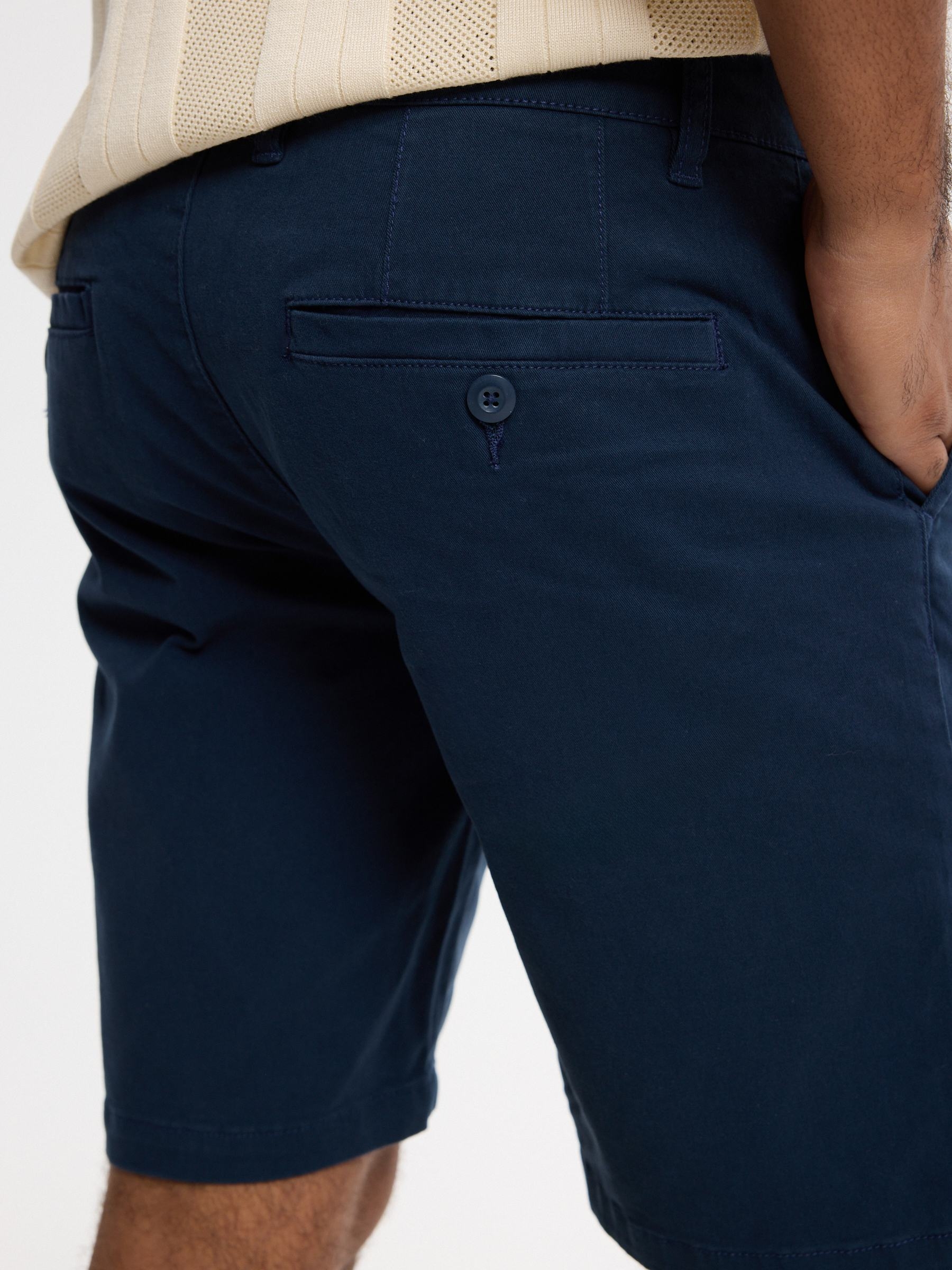 Bermuda Chino casual azul petróleo vista meia frontal