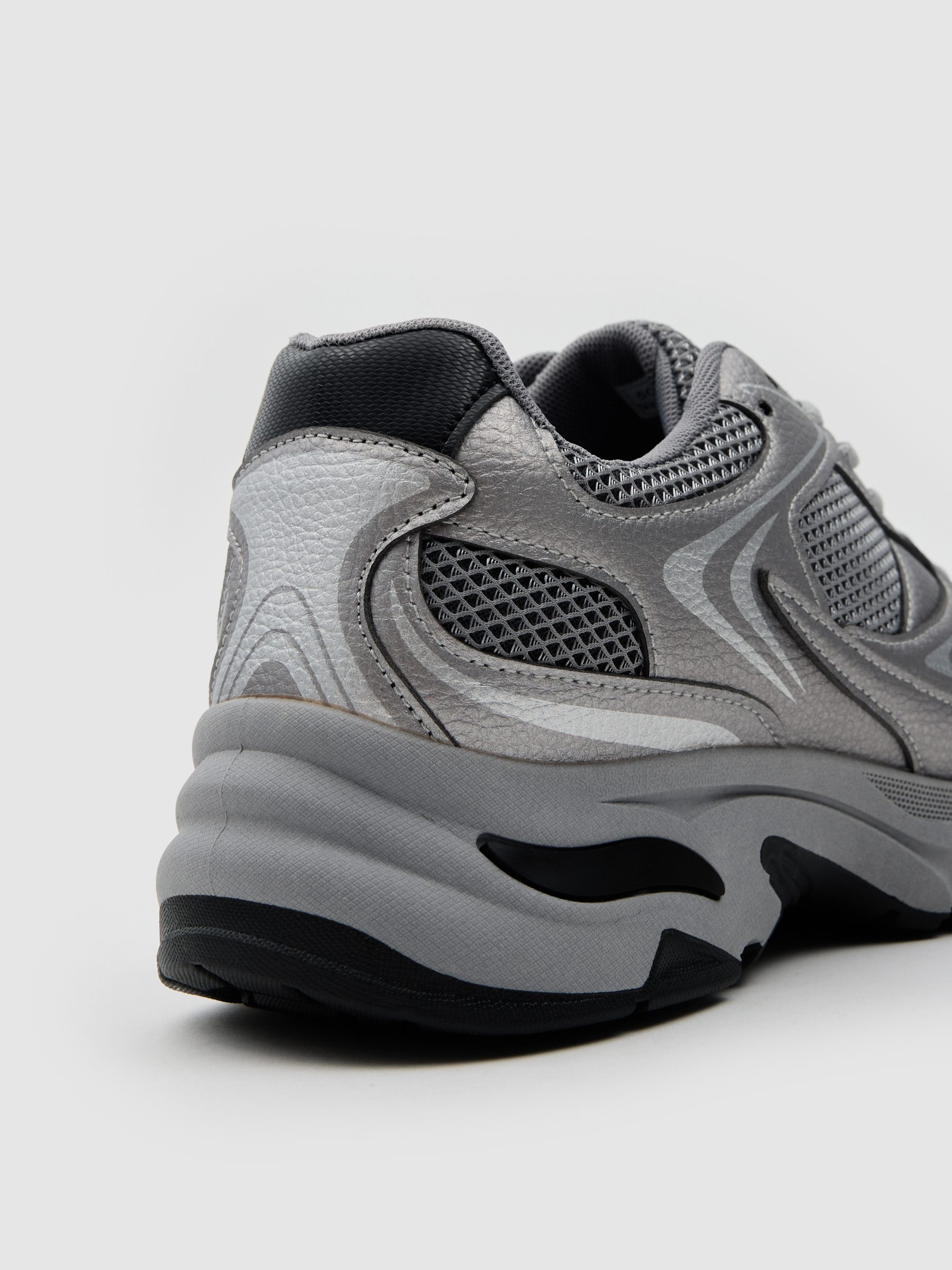 Tênis esportivo de corrida em nylon cinza cinza