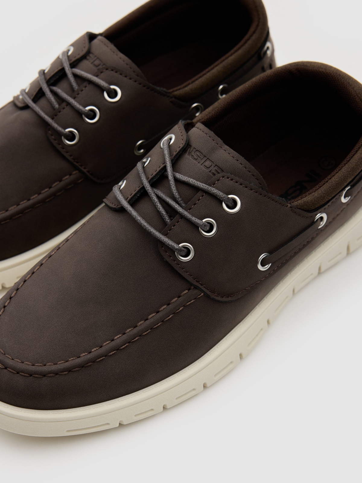 Zapato náutico polipiel goma marrón vista detalle