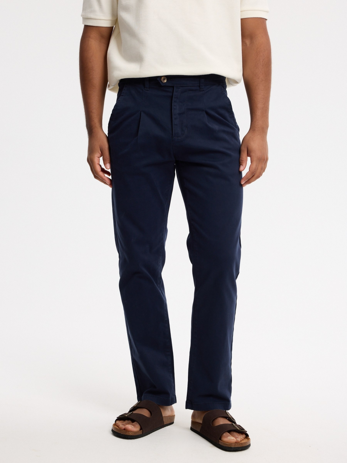 Calça chino relaxed de cintura alta azul marinho vista meia frontal