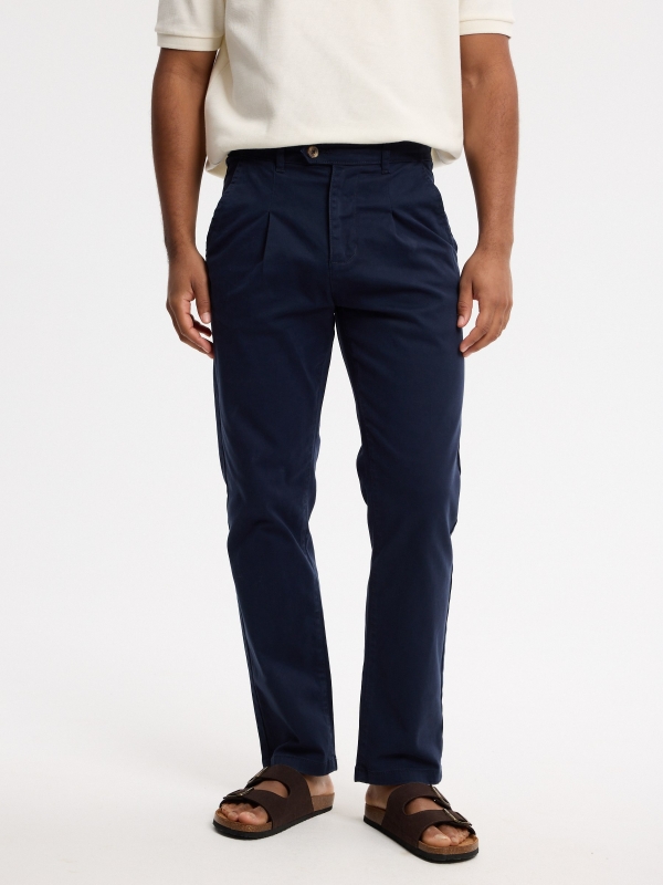 Pantalón chino relaxed tiro alto azul marino vista media frontal