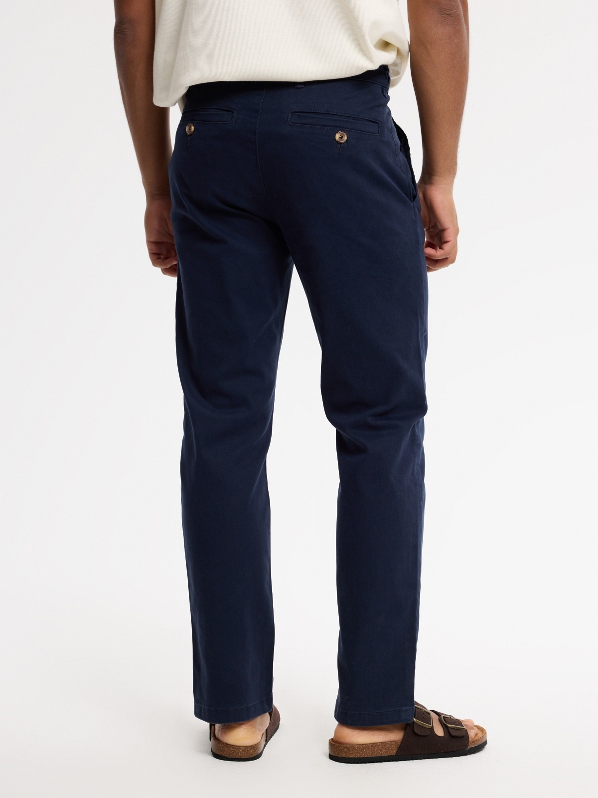 Pantalón chino relaxed tiro alto azul marino vista media trasera