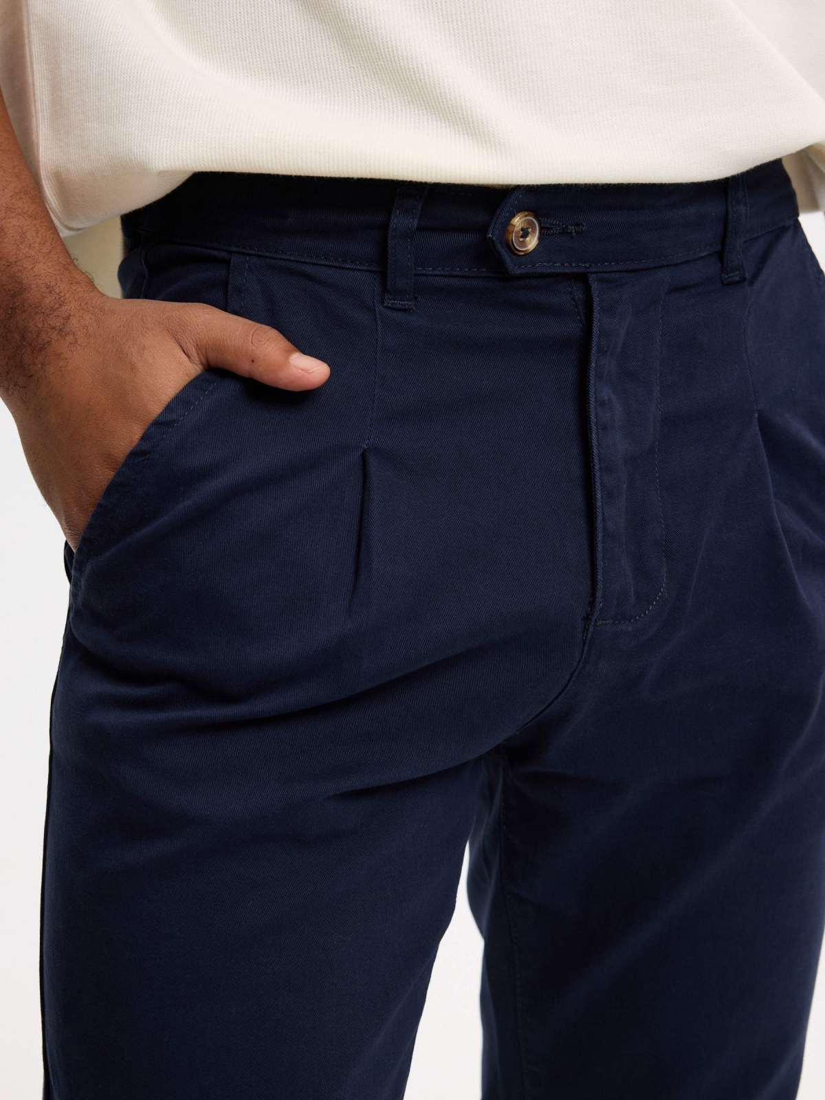 Pantalón chino relaxed tiro alto azul marino vista detalle