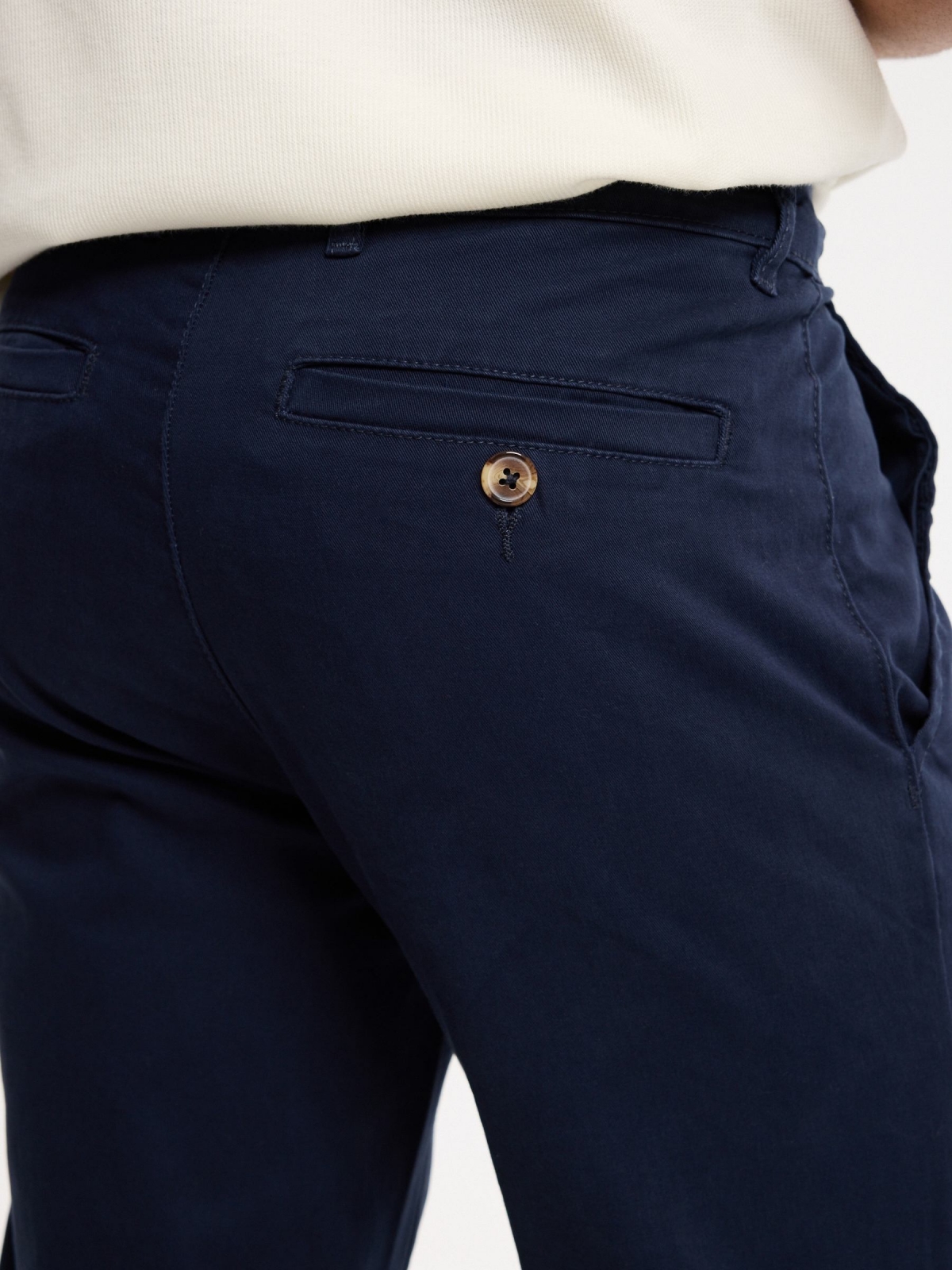 Pantalón chino relaxed tiro alto azul marino vista detalle