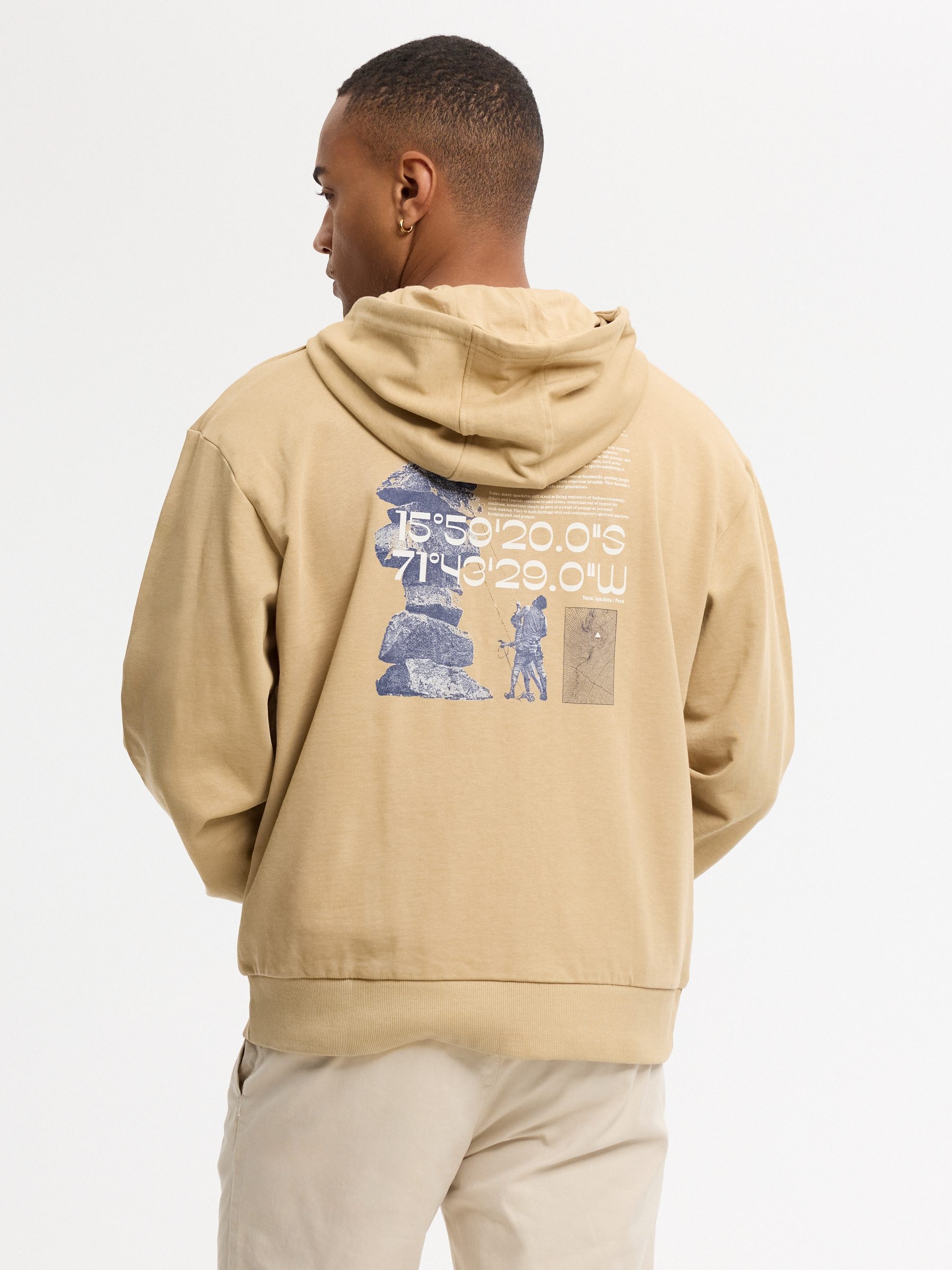 Sudadera abierta con capucha y texto beige vista media frontal