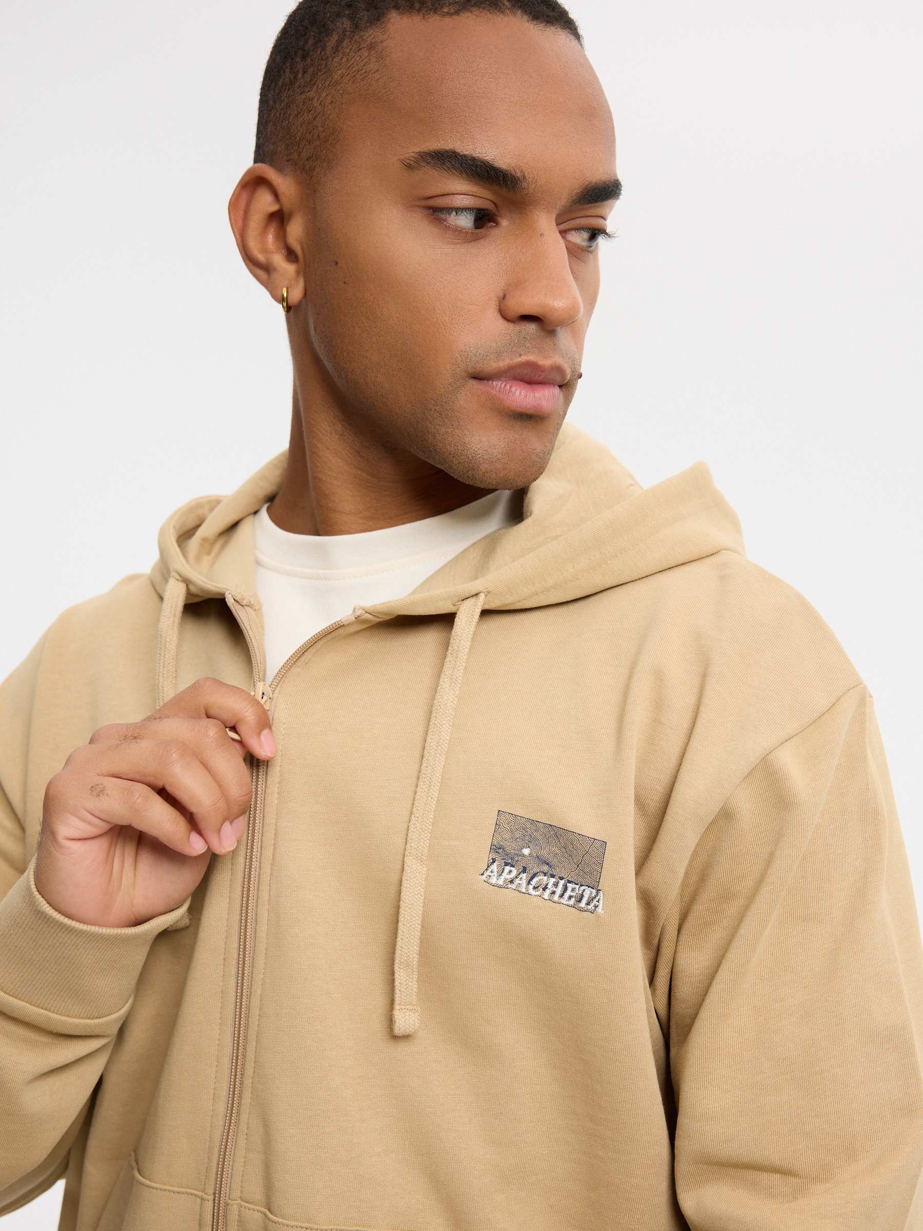 Sudadera abierta con capucha y texto beige vista media frontal