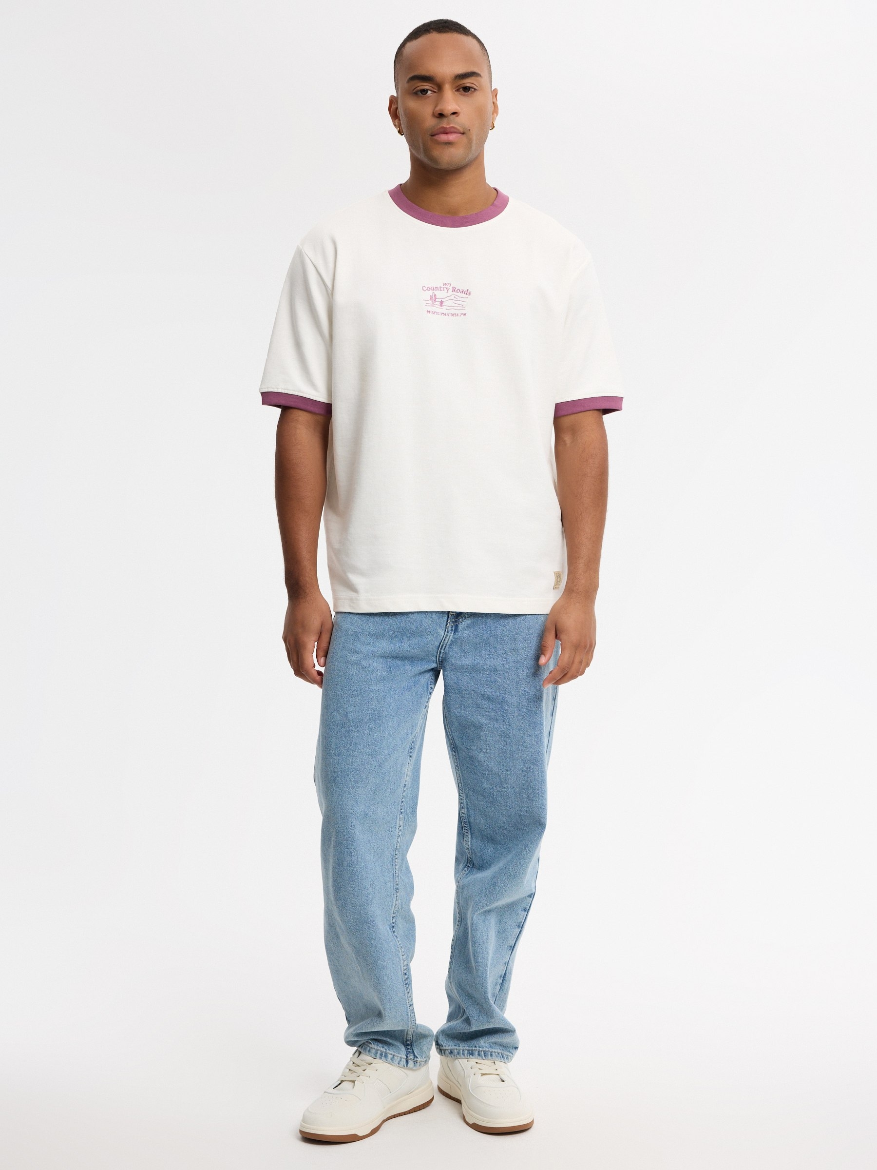 Camiseta bordada country roads crudo vista media frontal