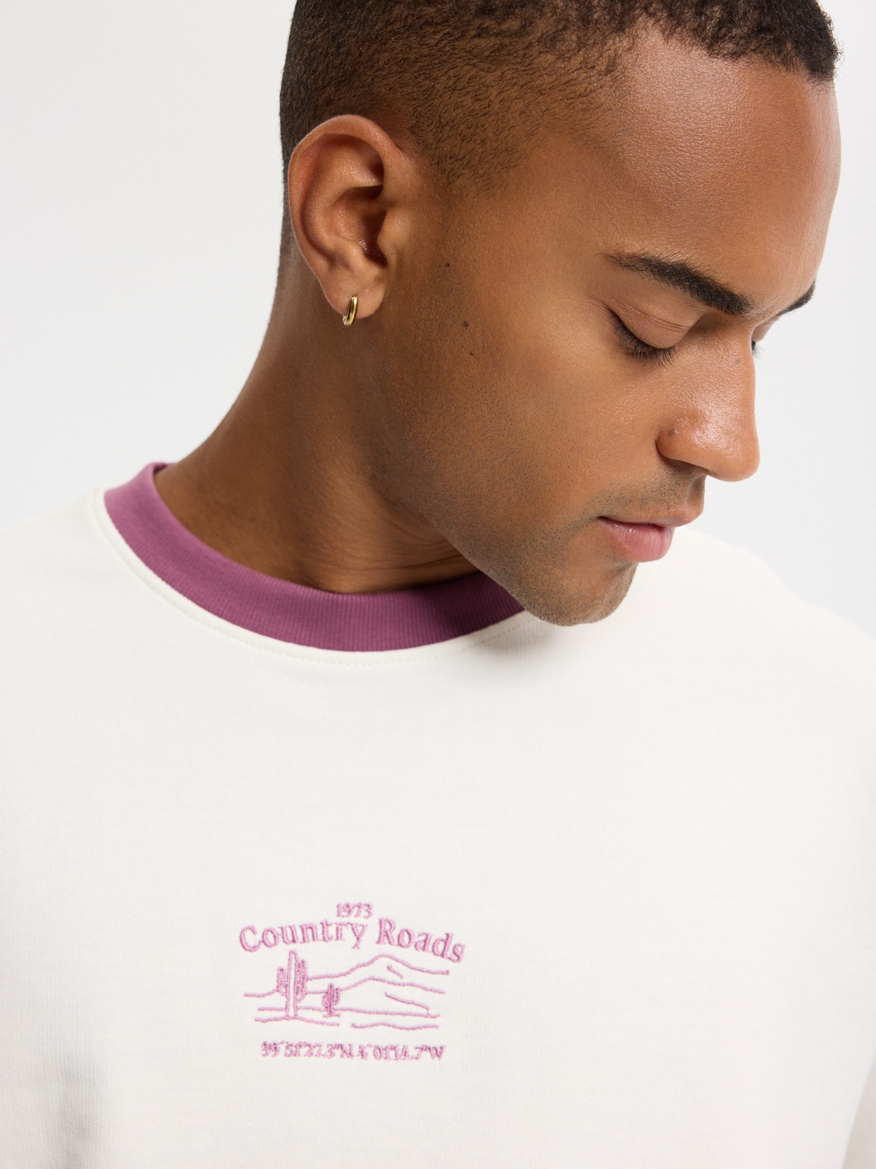 Camiseta bordada country roads crudo vista media frontal
