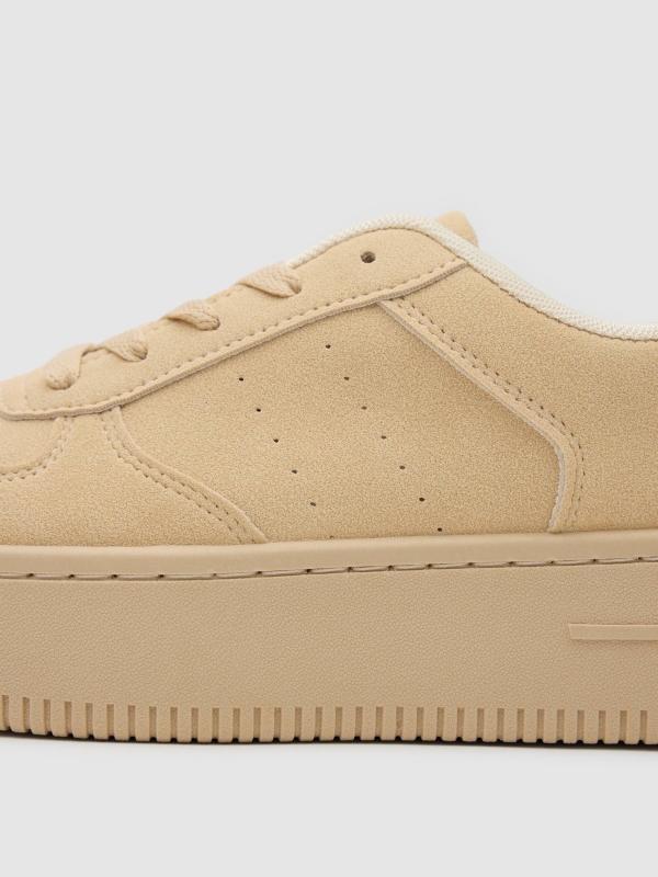 Deportiva baja plataforma beige vista detalle