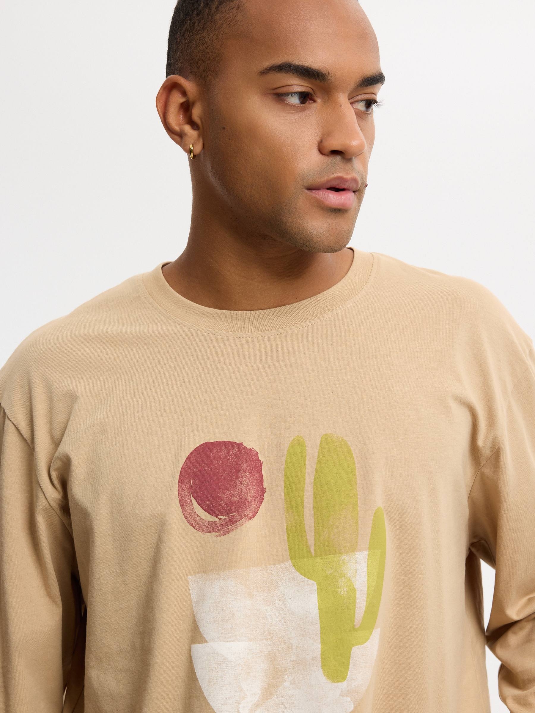 Camiseta estampada nature manga longa bege vista meia frontal