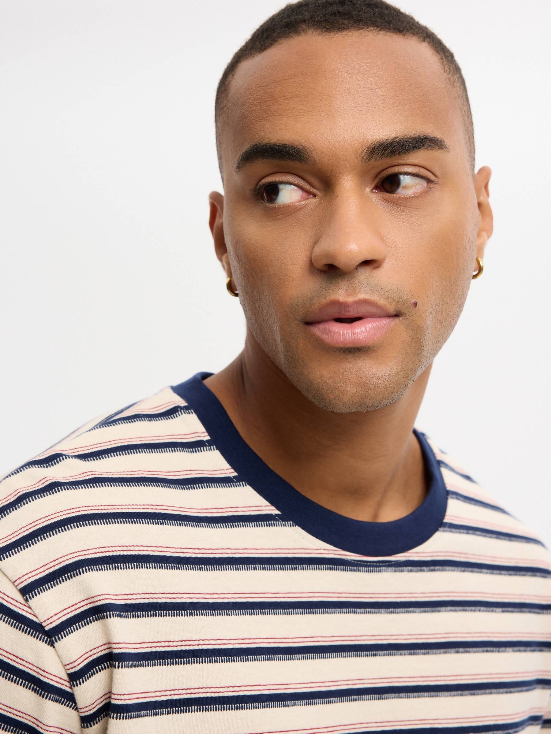Camiseta jacquard listrada crua vista meia frontal