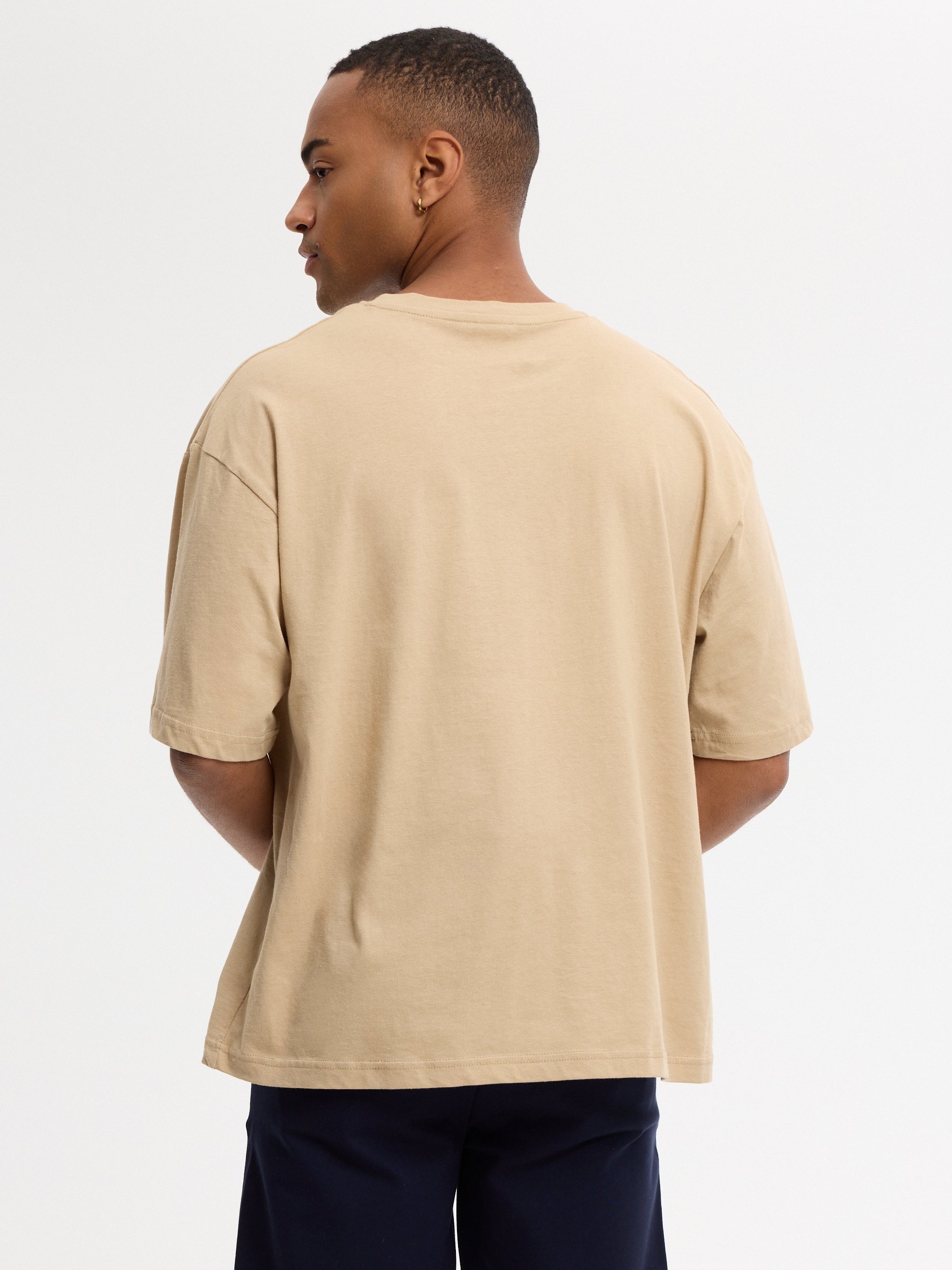 Camiseta texto deserto bege vista meia frontal