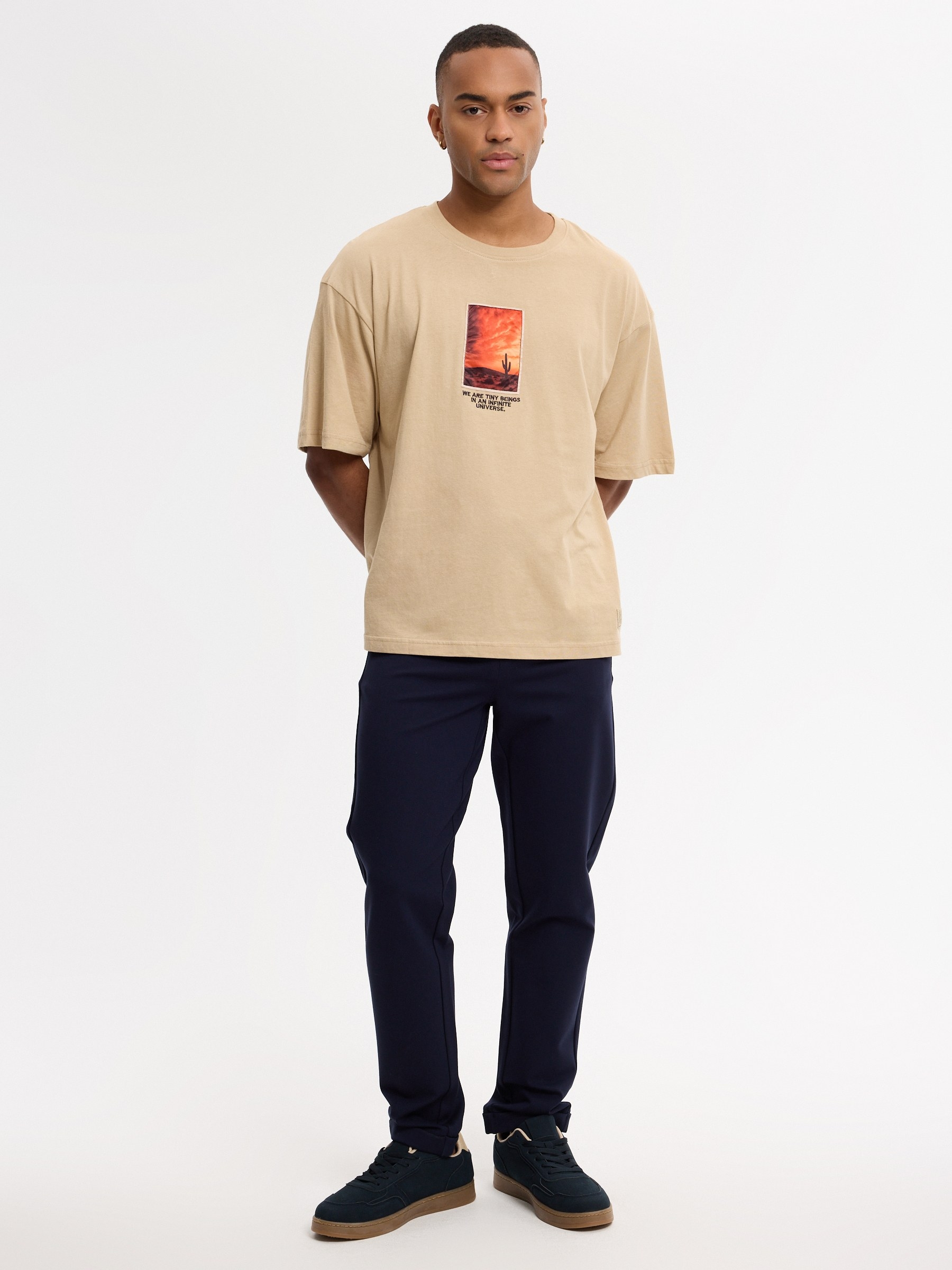 Camiseta texto desierto beige vista media frontal