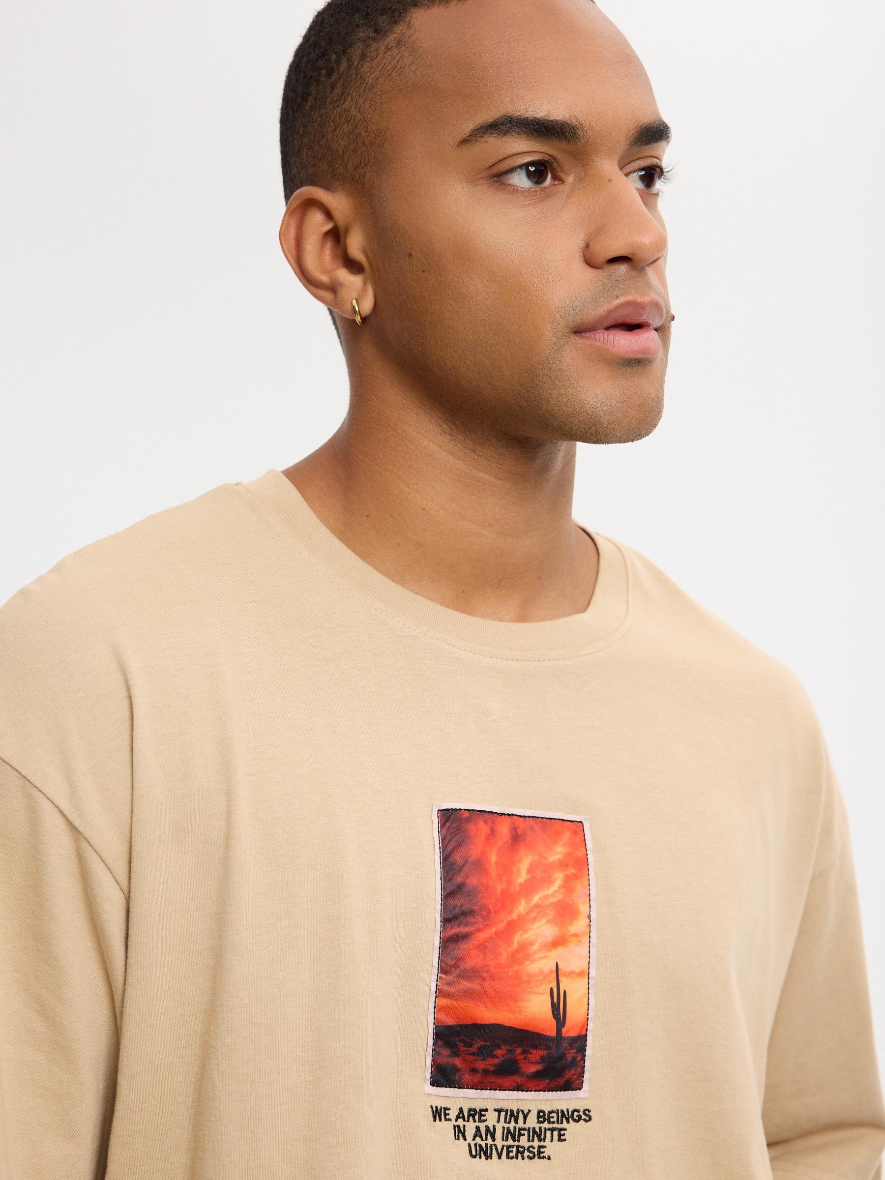 Camiseta texto desierto beige vista media frontal