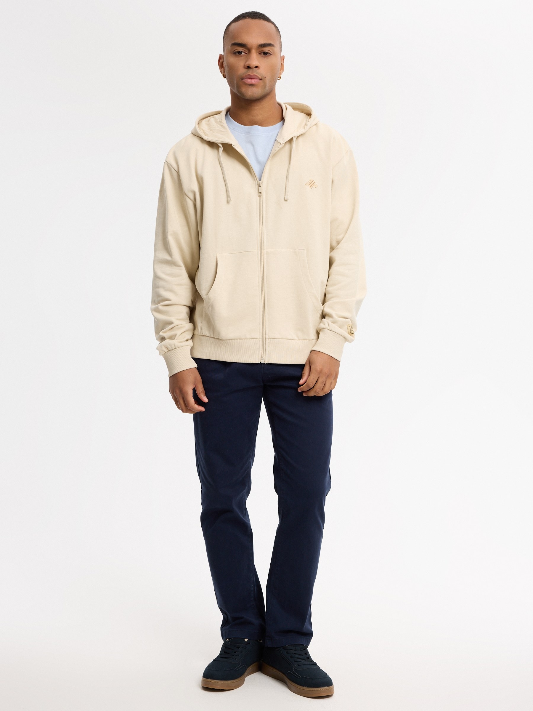 Sudadera capucha cremallera con texto crudo vista media frontal