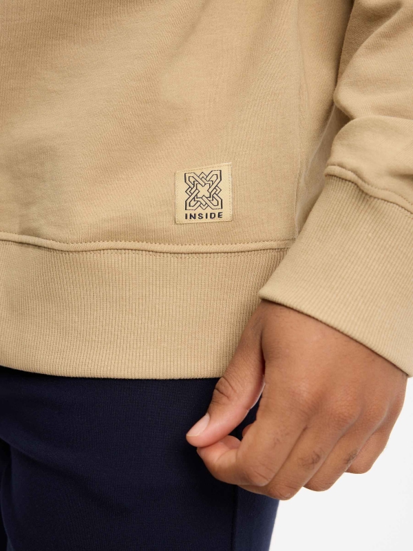 Moletom oversize com texto bordado bege vista detalhe