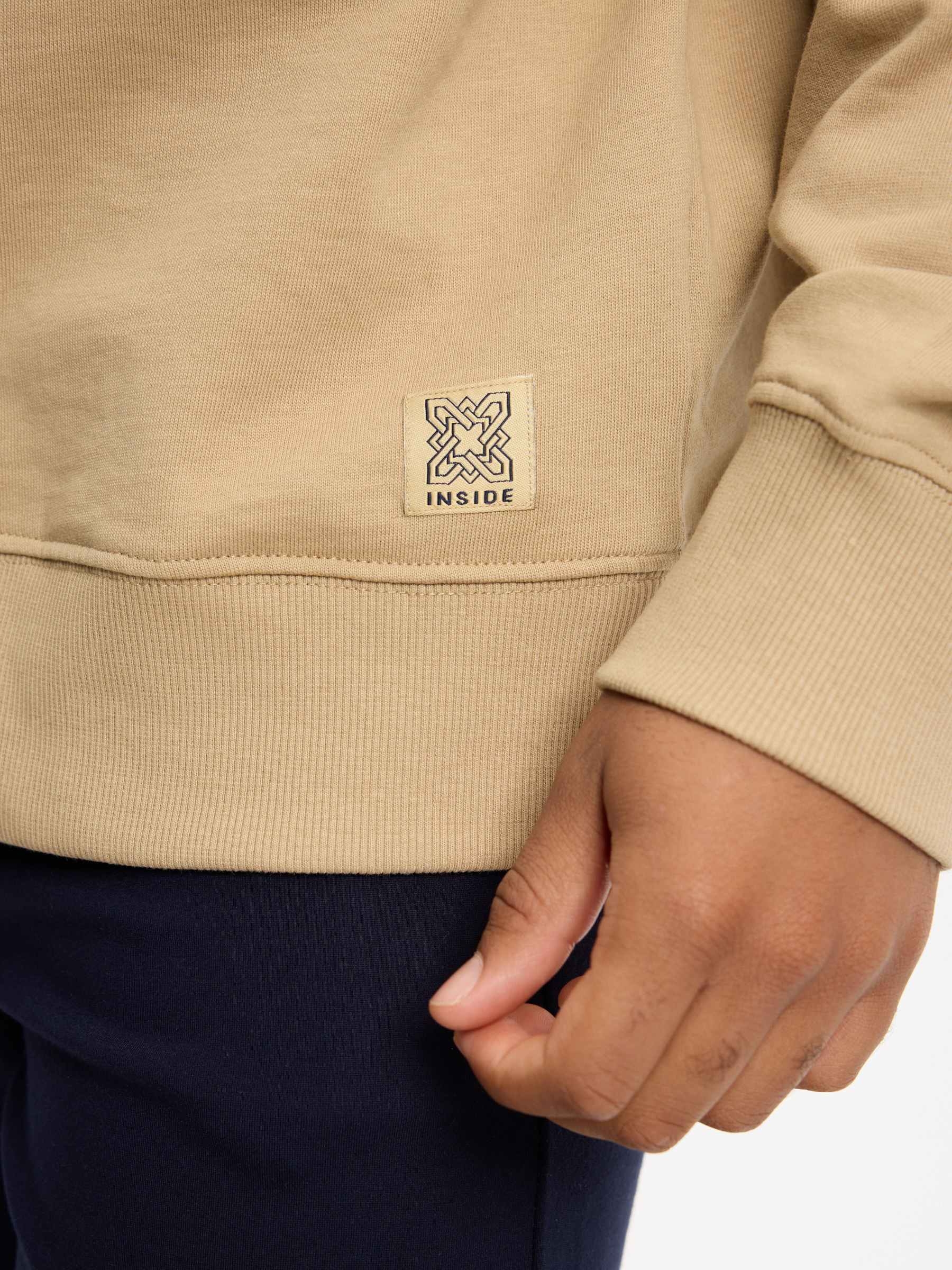 Sudadera texto bordado oversize beige vista media frontal