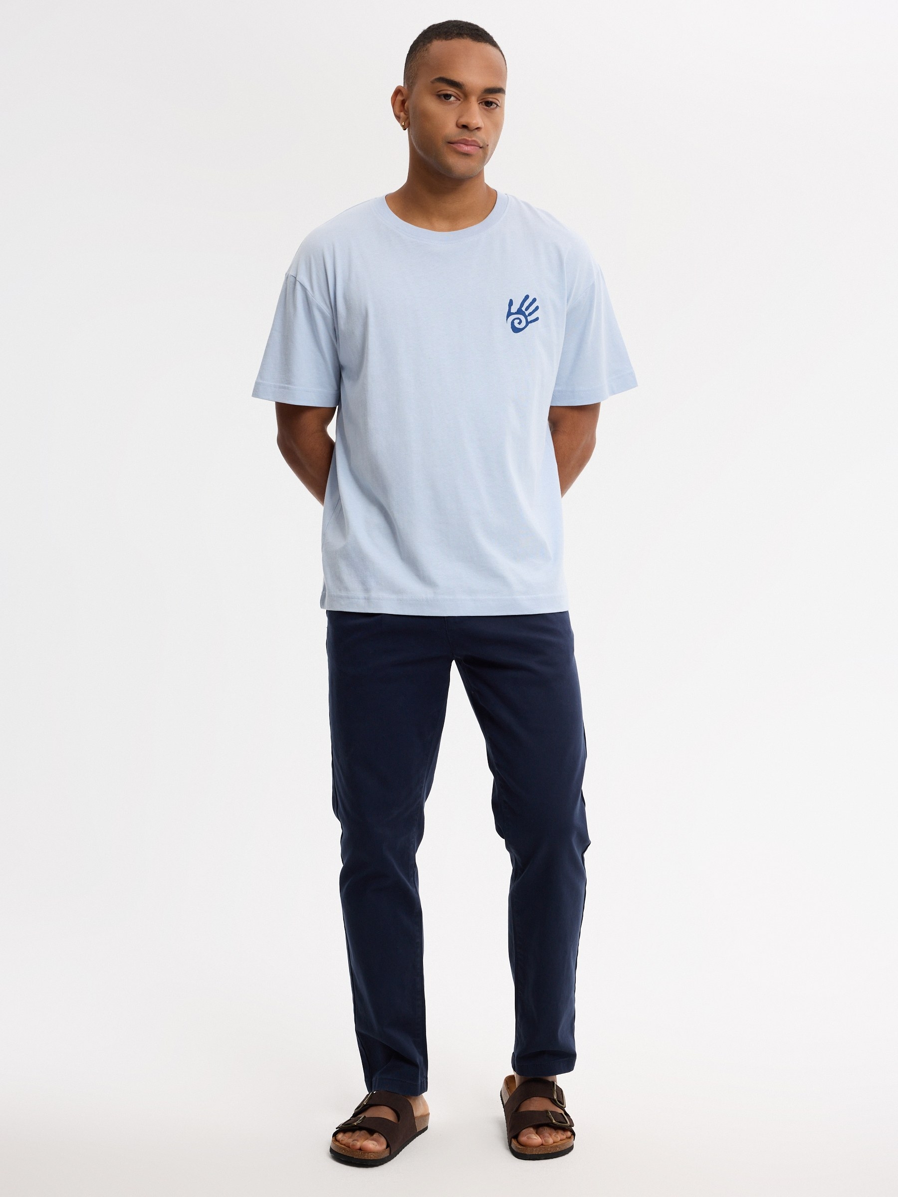 Camiseta estampada à mão azul céu vista meia frontal