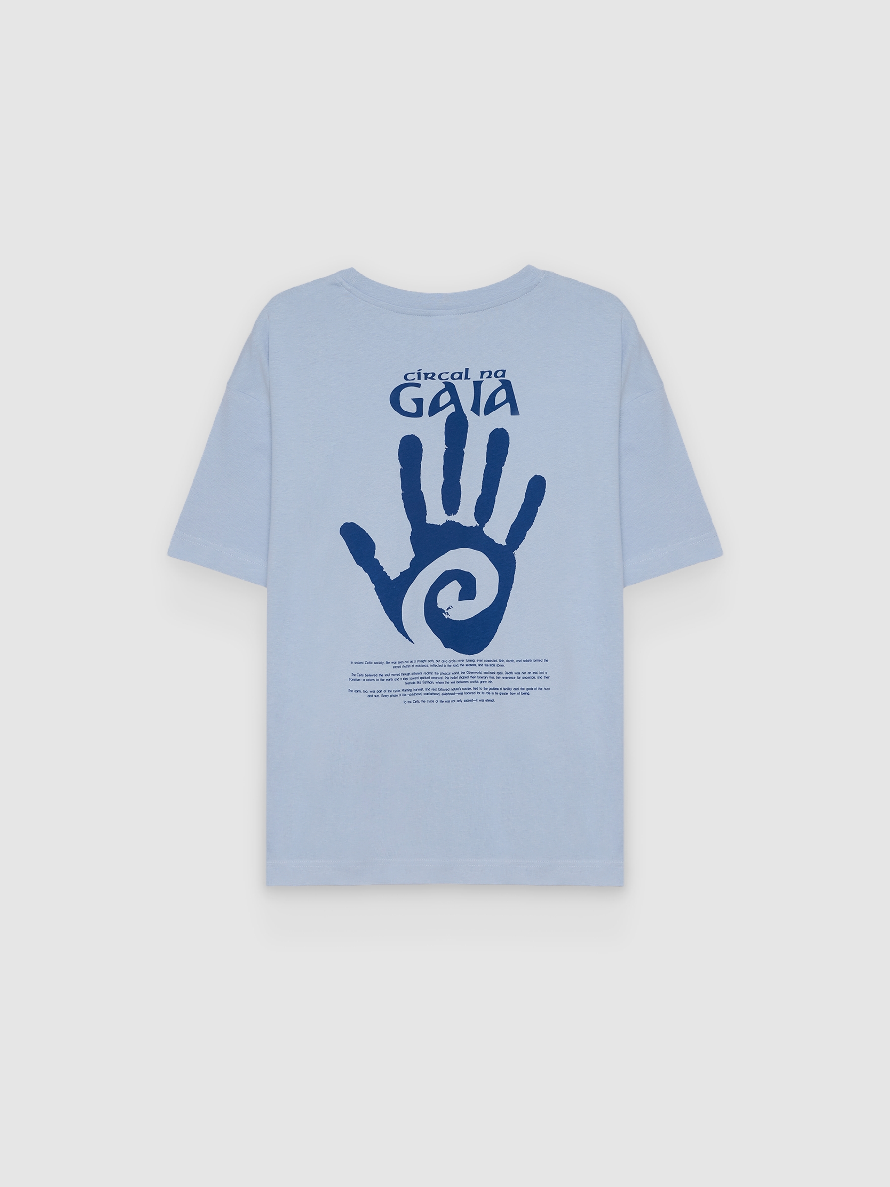 Camiseta estampada à mão azul céu vista meia frontal