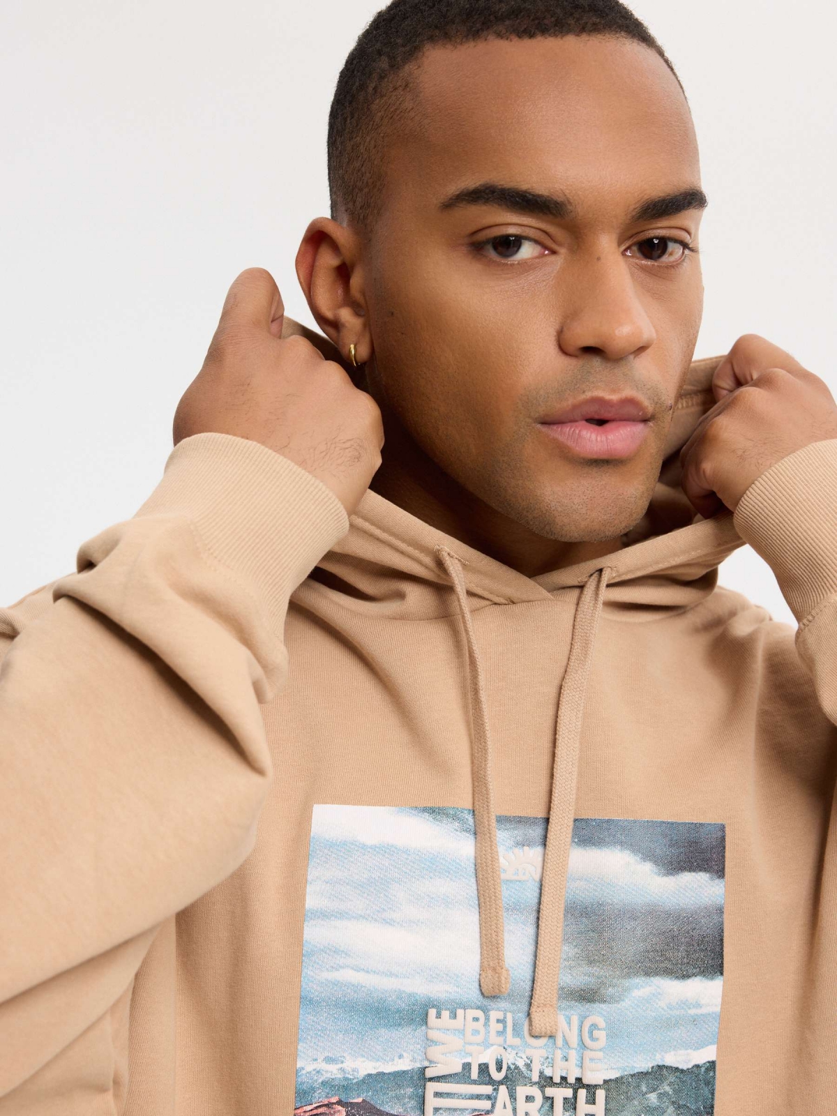 Oversized earth-tone hoodie beige detail view