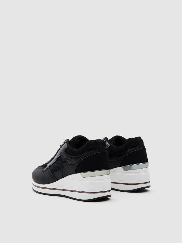 Zapatilla deportiva cuña alta negro vista trasera 45º