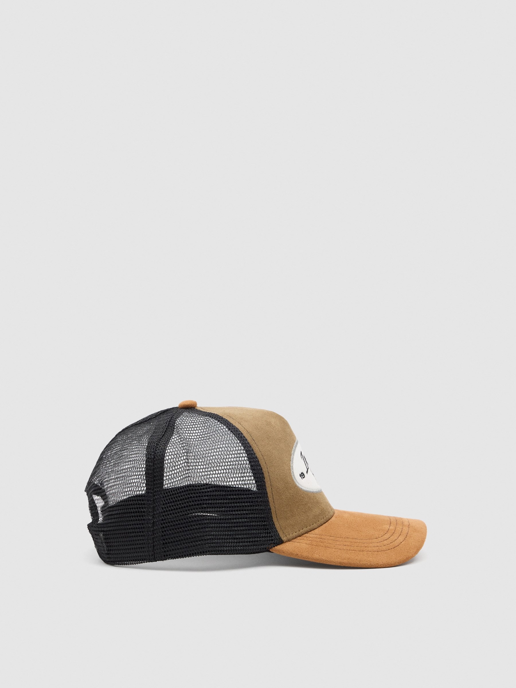 Brown trucker cap brown 45º front view