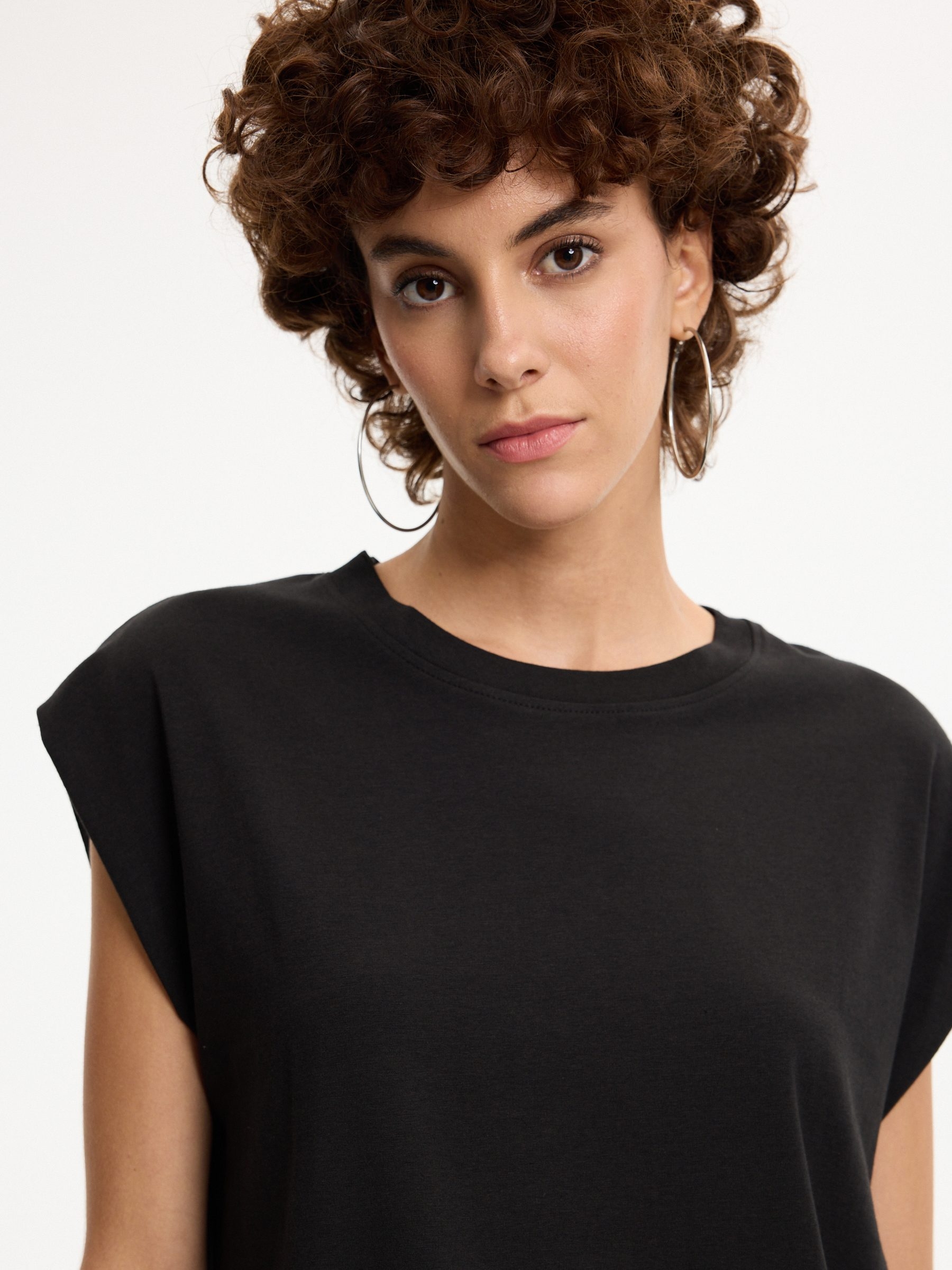 Basic sleeveless modal T-shirt black middle front view