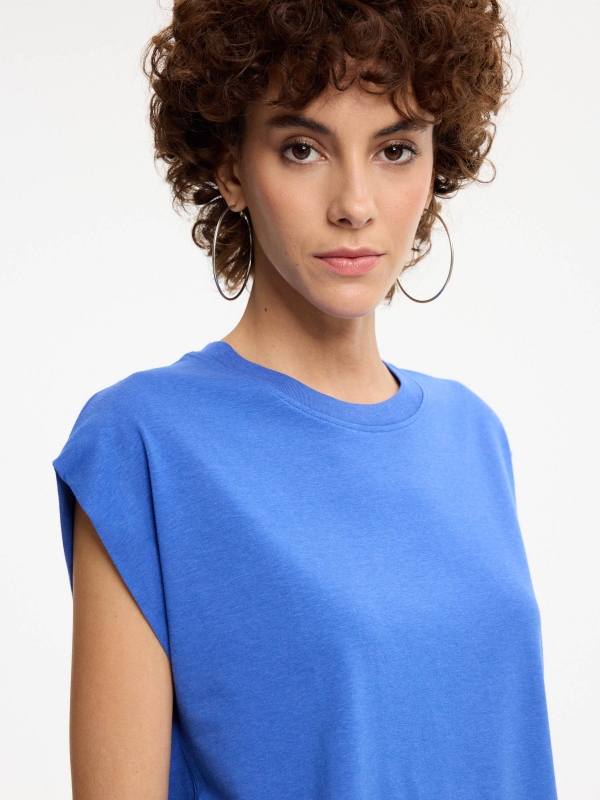 Camiseta básica modal sin mangas azul eléctrico vista detalle